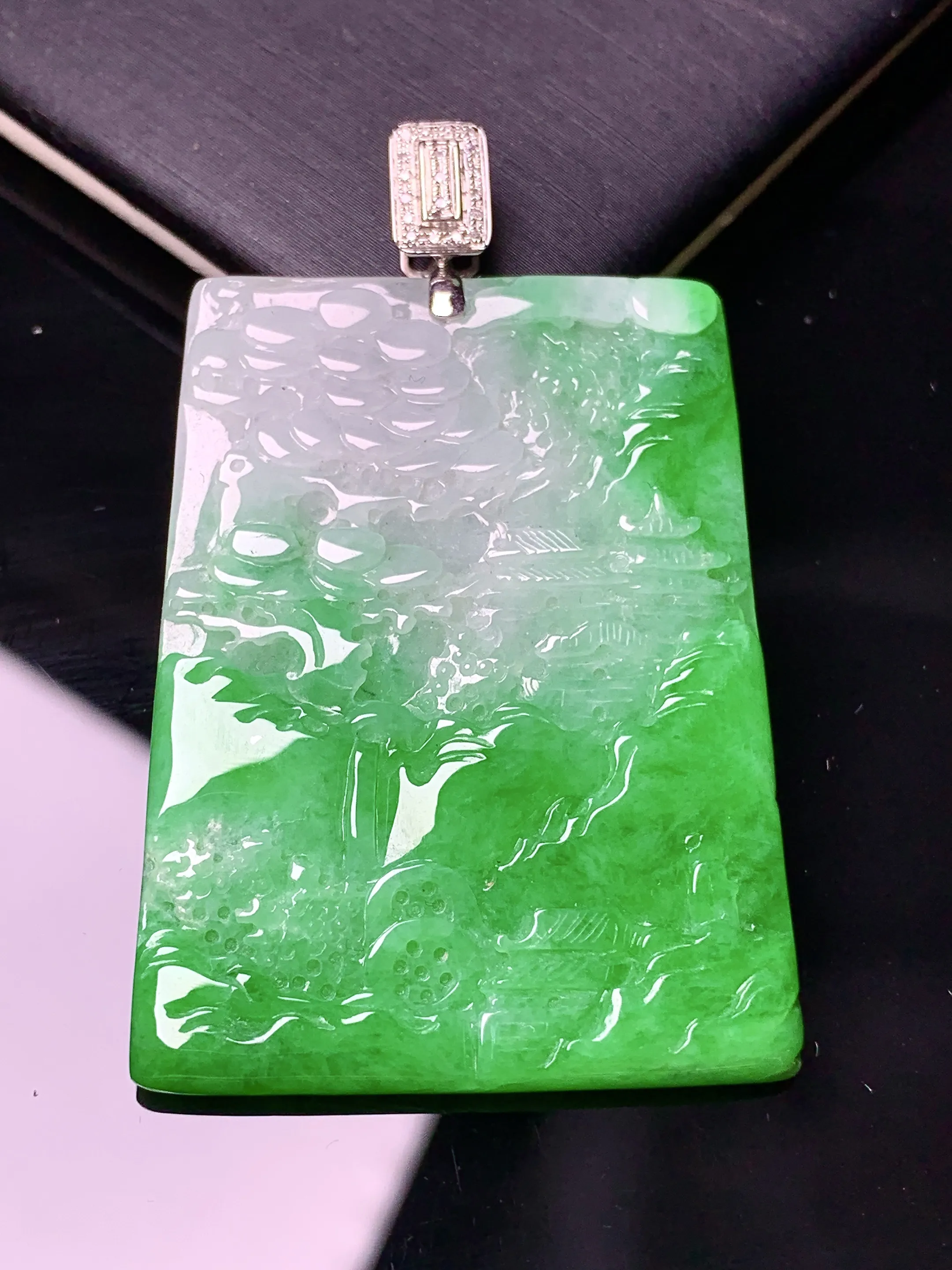 18k金钻镶嵌翠绿山水牌吊坠 玉质细腻 色泽清新艳丽 整体尺寸50.8*31.6*3.2