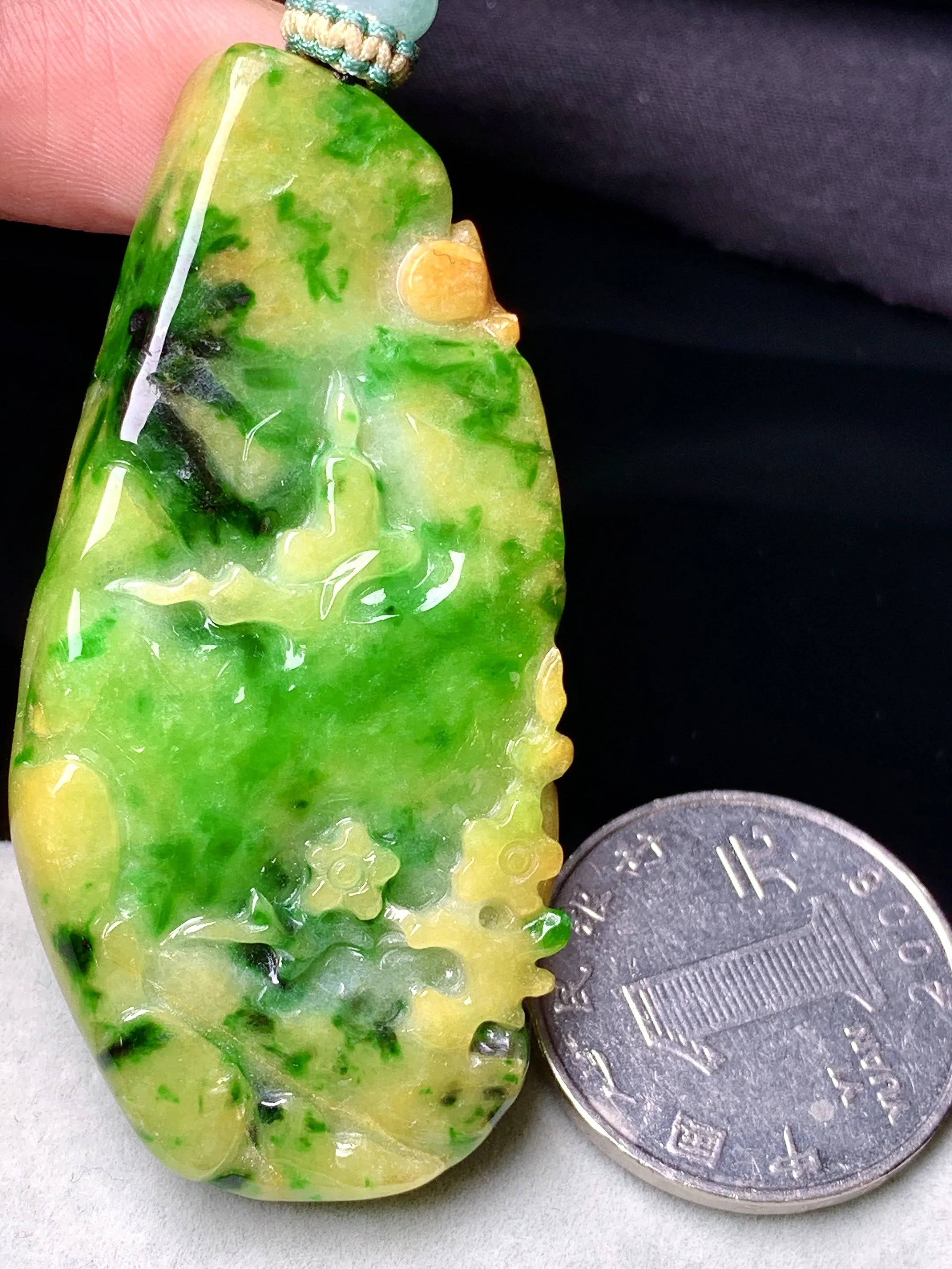 黄绿翡悟道山水牌吊坠 玉质细腻 色泽清新艳丽 整体尺寸59.3*28.5*6.6