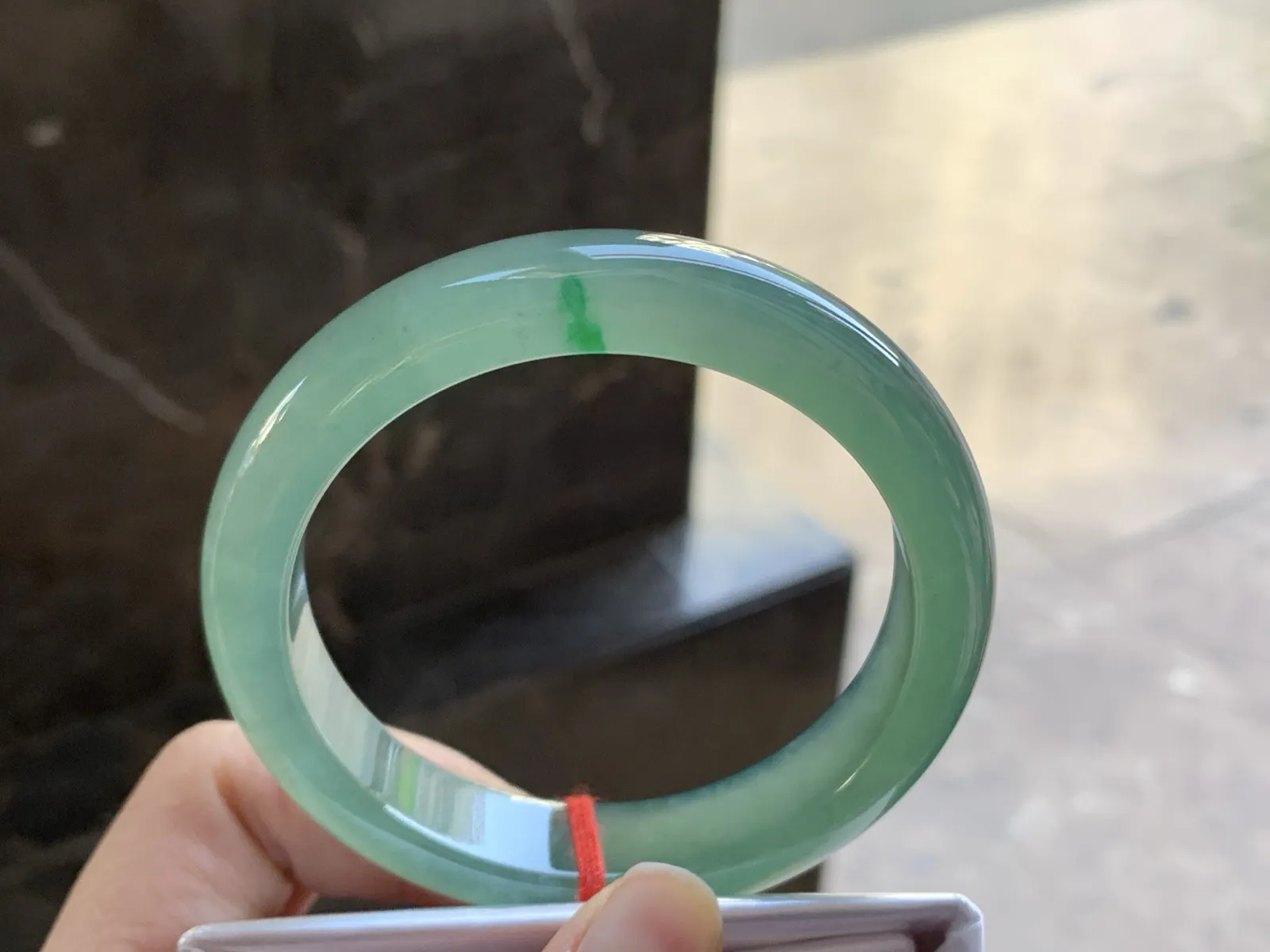 油绿手镯
尺寸：56.5-13-8.5mm
种老肉细 有种有色