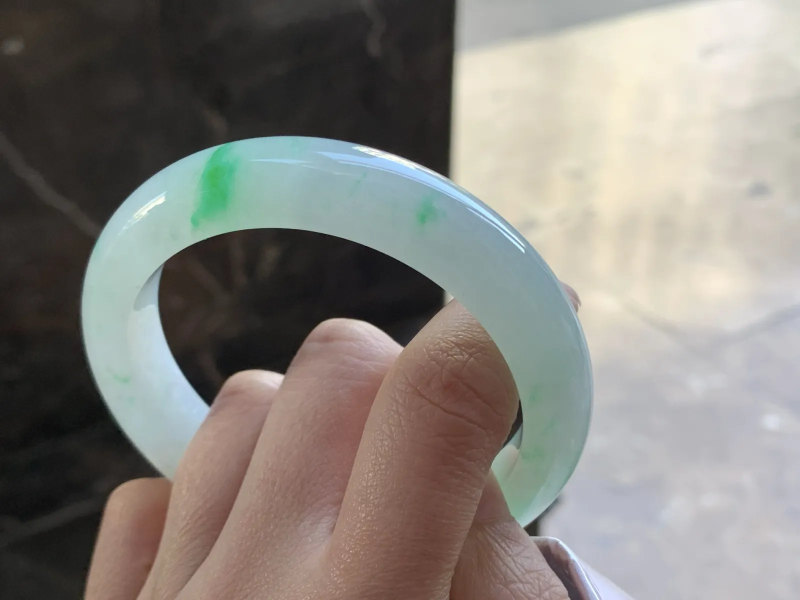 带色手镯
尺寸：58-13-9.3mm
有种有色～阳绿色点缀