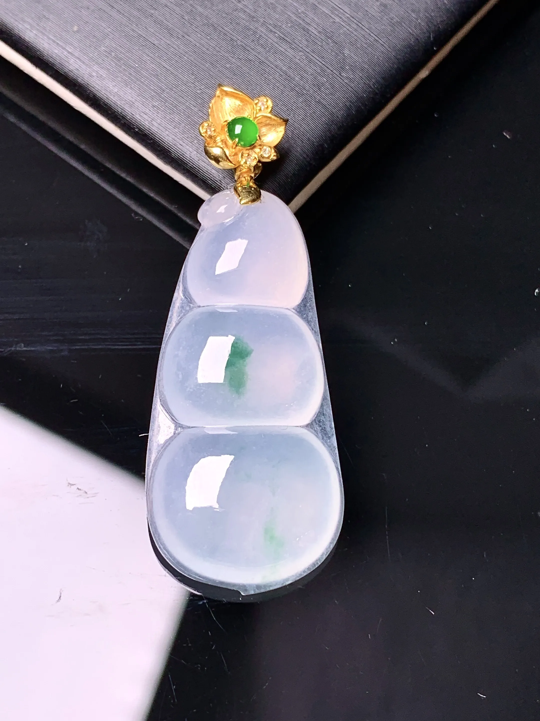 18k金镶嵌冰种四季豆吊坠 玉质细腻 色泽清新艳丽 整体尺寸40.2*15*5