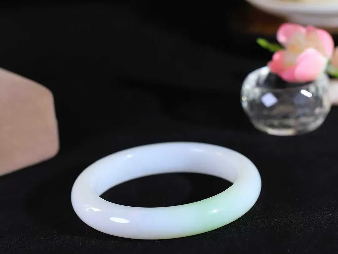 【一见钟情·手镯】

精品和田玉白玉带翠手镯。镯型饱满，温润细腻，脂润沁香。️执一卷书，沏一盏茶，着一袭裙，戴一只镯。淡淡浅笺，素心若兰，静赏玉中诗画。悠悠岁月，芊手轻摘，盛满诗样芳华。重54.3克   内径圈口57mm 尺寸12-9mm  FDA-55171200