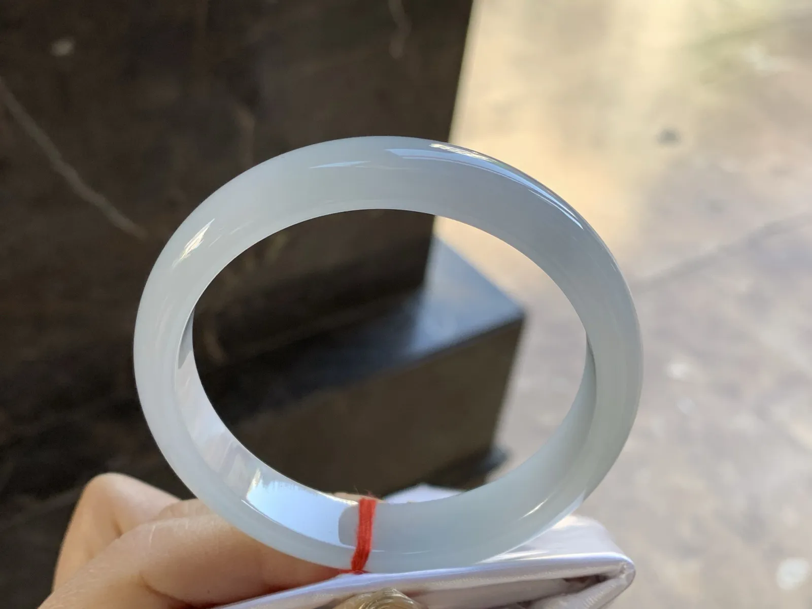 细糯手镯
尺寸：57.5-12.8-7.2mm
底子细腻有种水 小清新