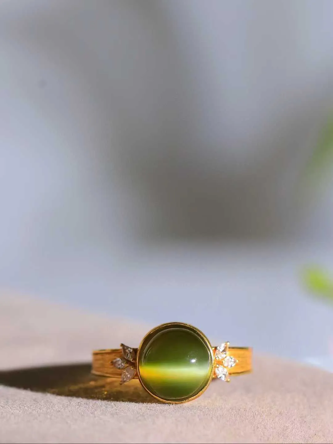 【金镶玉.戒指】

精品和田玉碧玉猫眼18k金镶嵌戒指 玉质细腻温润 油性十足 ，不论时光如何流转变