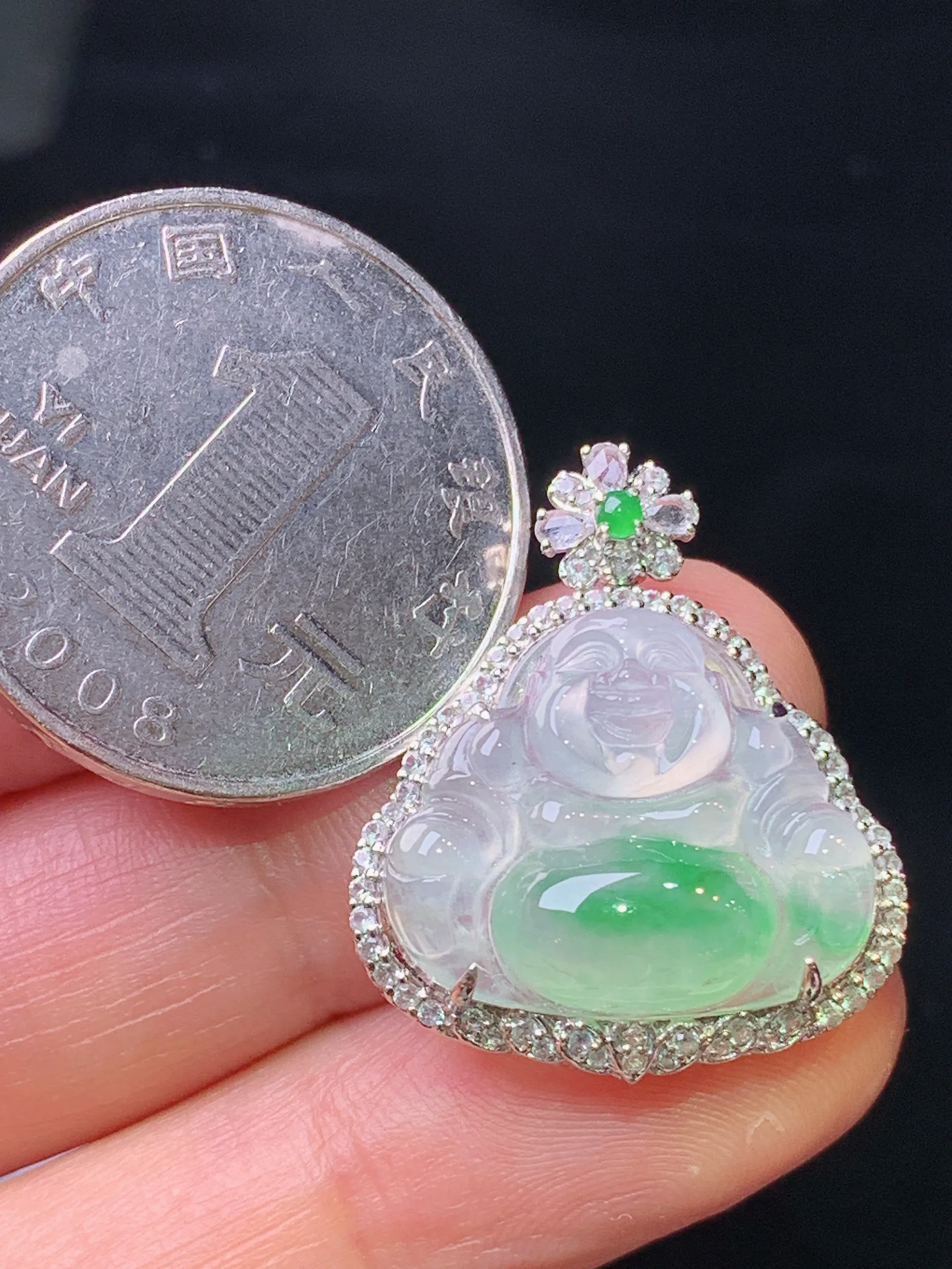 18k金钻镶嵌冰种飘绿佛公吊坠 玉质细腻 色泽清新艳丽 整体尺寸25.3*21.5*8.2