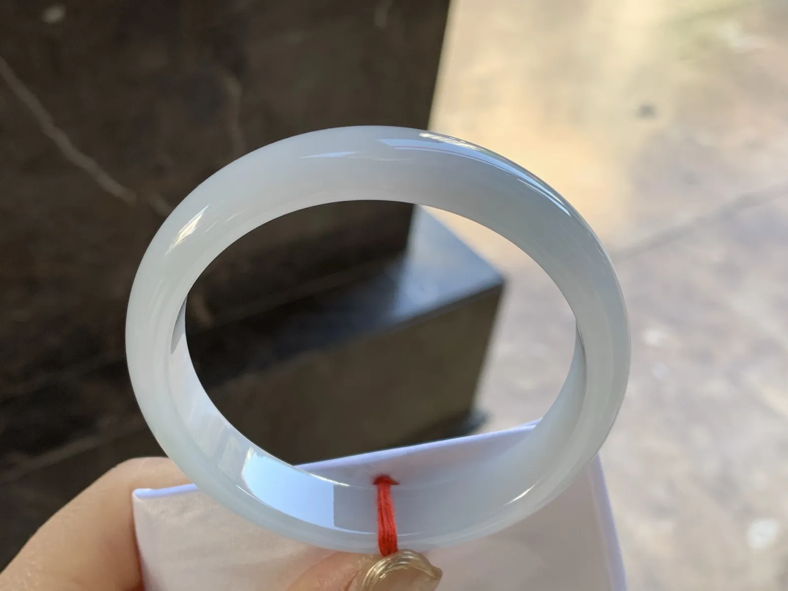 细糯手镯
尺寸：57.5-12.8-7.2mm
底子细腻有种水 小清新