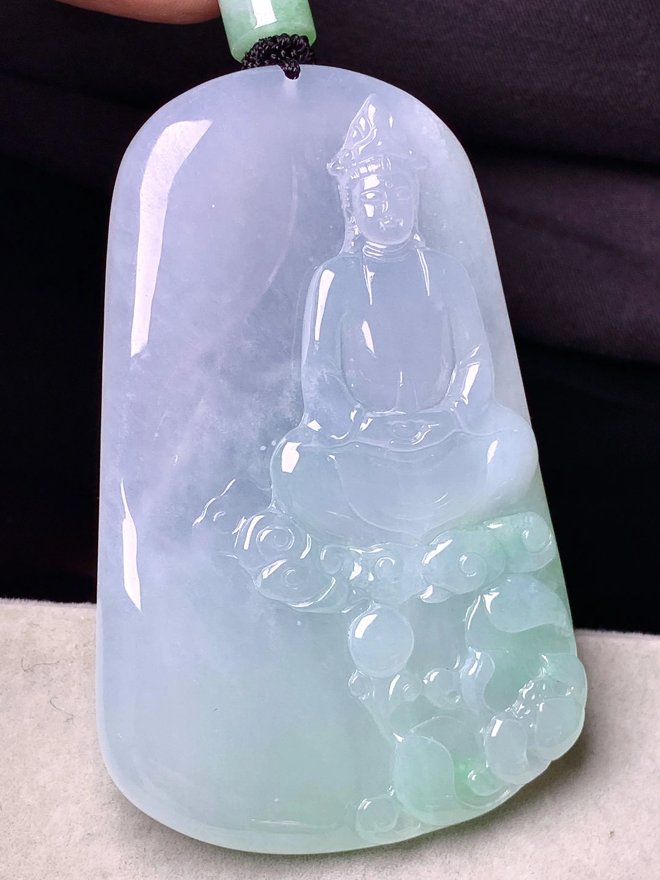 飘绿观音菩萨吊坠 玉质细腻 色泽清新艳丽 整体尺寸67.2*42.6*6