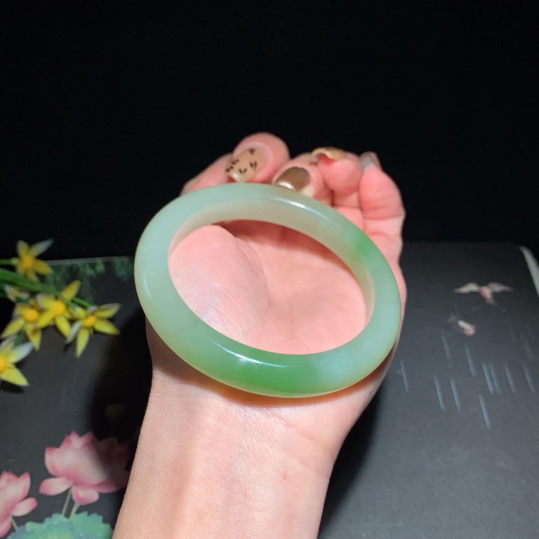 和田玉58.5圈口翠青手镯！玉质细腻油润 底色纯净 无裂无棉 脂粉好，品质高