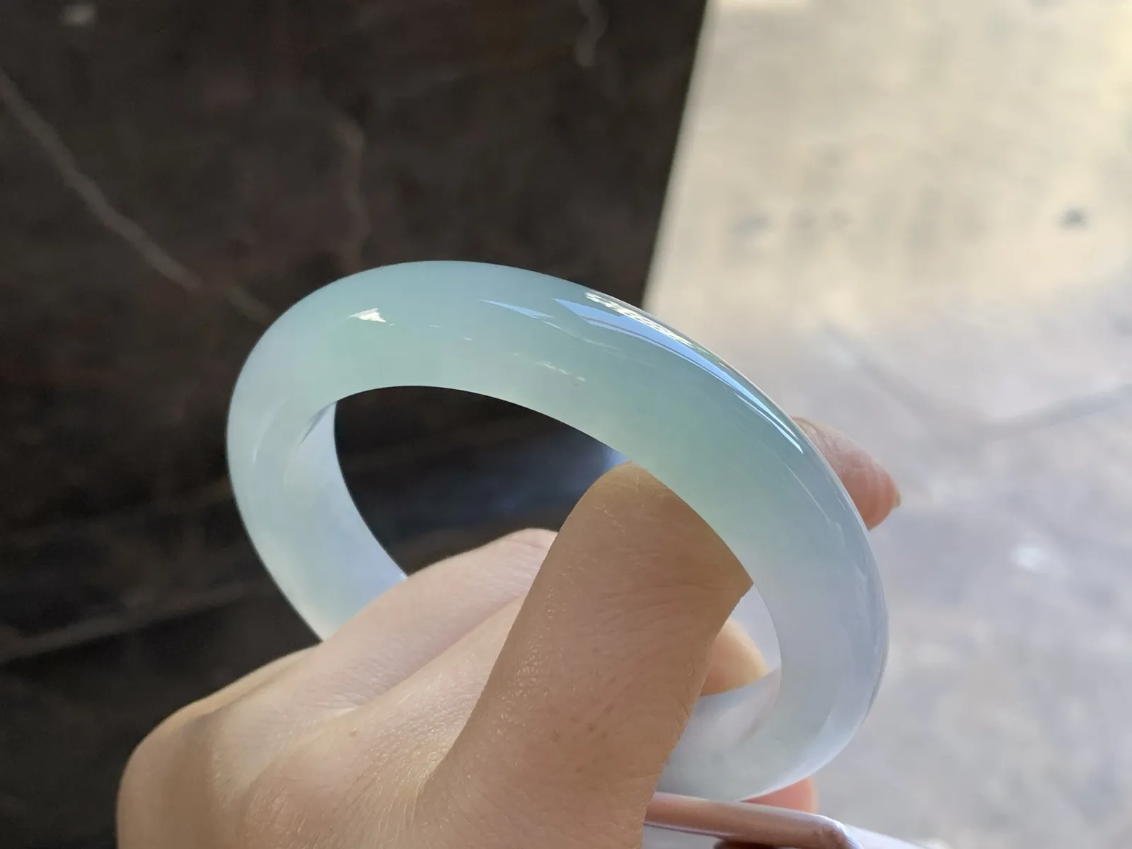 冰晴水手镯
尺寸：55.6-12-9.1mm
种水好 底色浓郁漂亮