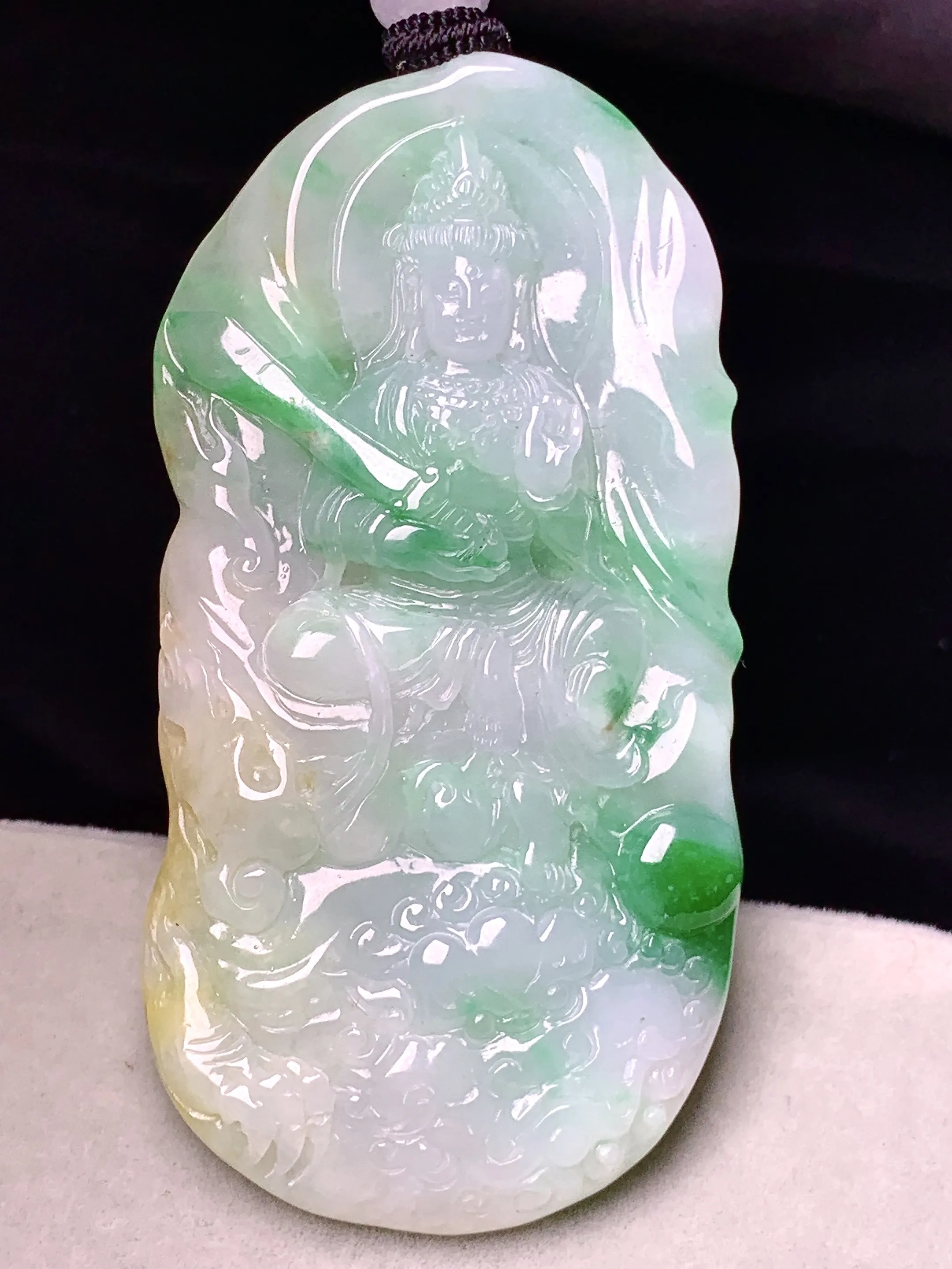 飘黄翡文殊观音菩萨吊坠 玉质细腻 色泽清新艳丽 整体尺寸62.3*31.6*8.2