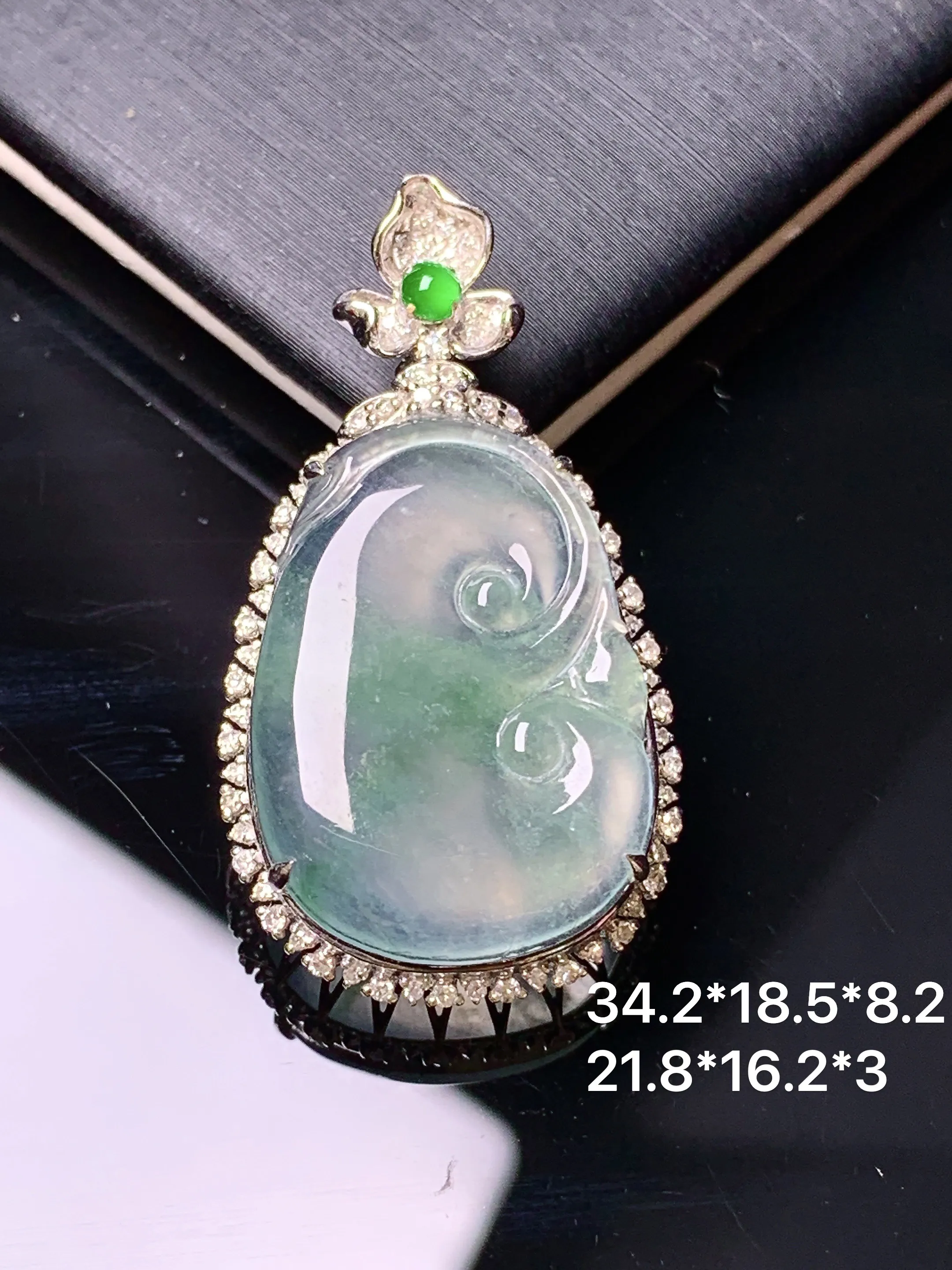 18k金钻镶嵌冰种如意吊坠 玉质细腻 色泽清新艳丽 整体尺寸34.2*18.5*8.2