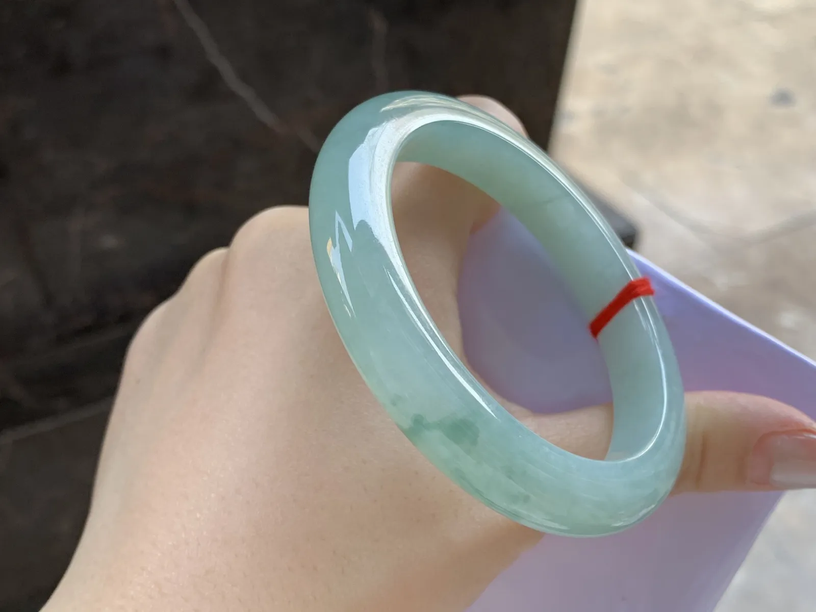 飘花手镯
尺寸：56.2-10.8-8.9
底子细腻干净～