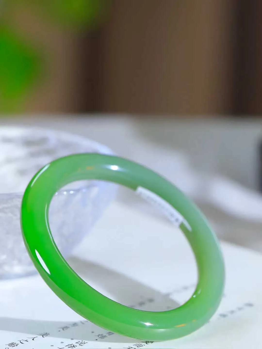 【悠悠芳华.镯】

收藏级臻品和田玉碧玉圆条手镯 玉质温润 青葱岁月，尽收腕中，婉转流畅，凝岁月悠长。盈一眸恬淡，挽一抹绿意。重37克 内径53mm尺寸8.8-9.1mm   8610659A