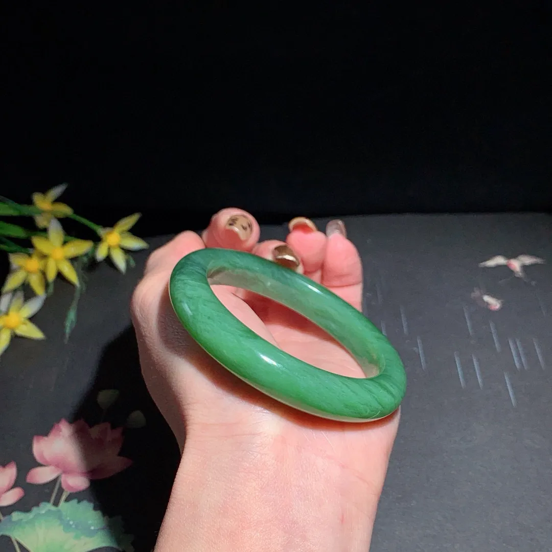 和田玉54圈口菠菜绿猫眼碧玉手镯！玉质细腻油润 底色纯净 无裂无杂 脂粉好，品质高
