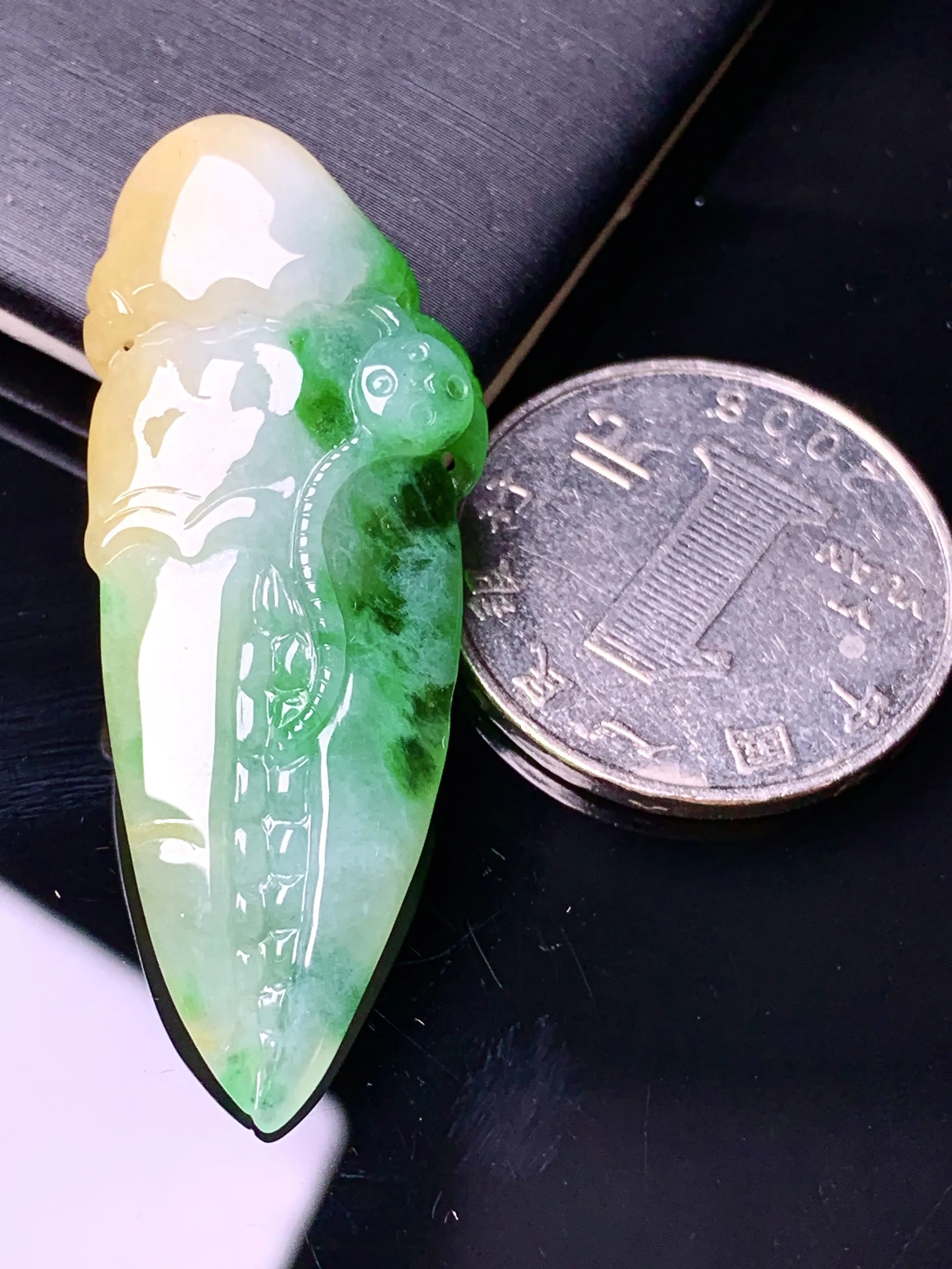 飘黄绿翡蟹钳吊坠 玉质细腻 色泽清新艳丽 整体尺寸45*17.7*8