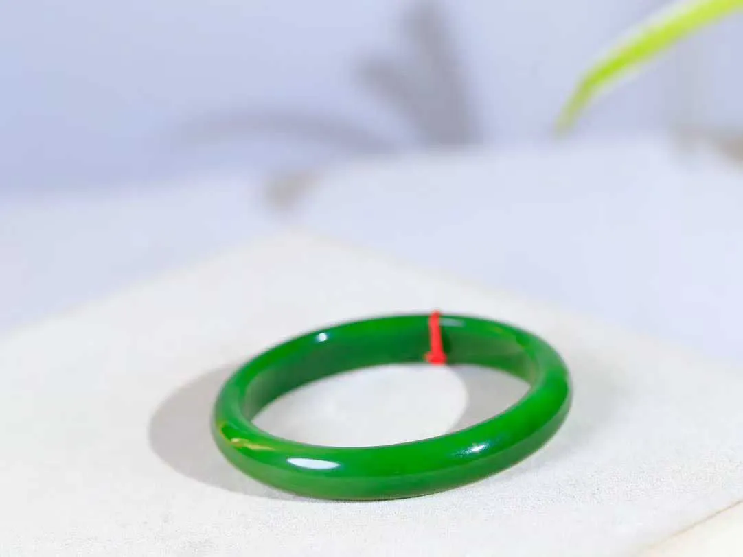 【温润如心.镯】

收藏级臻品和田玉碧玉手镯，精选上等碧玉料，色泽清透，质地细腻。佩戴它，感受千年玉文化的温润与优雅，愿它为您带来平安与幸福。重35.2克  尺寸58-10.5-6.6mm  10101211A