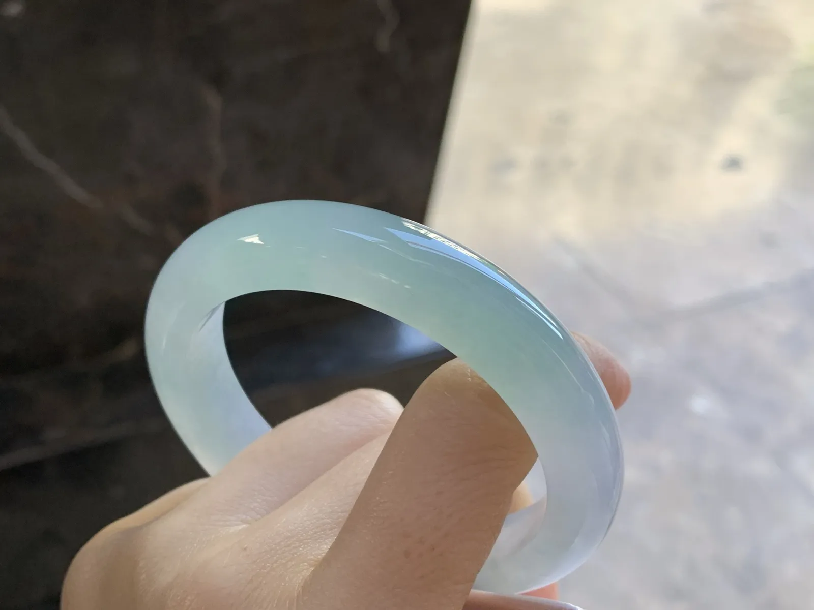 冰晴水手镯
尺寸：55.6-12-9.1mm
种水好 底色浓郁漂亮