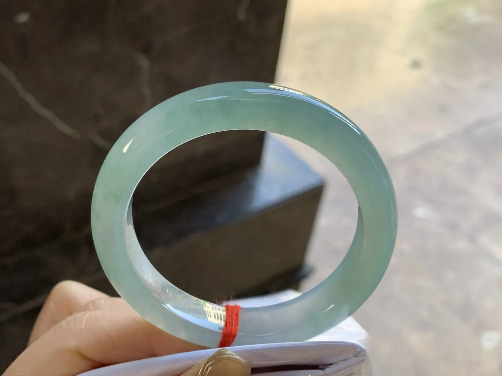 冰晴水手镯
尺寸：52.8-11.7-8.2mm
底子细腻干净 底色浓郁