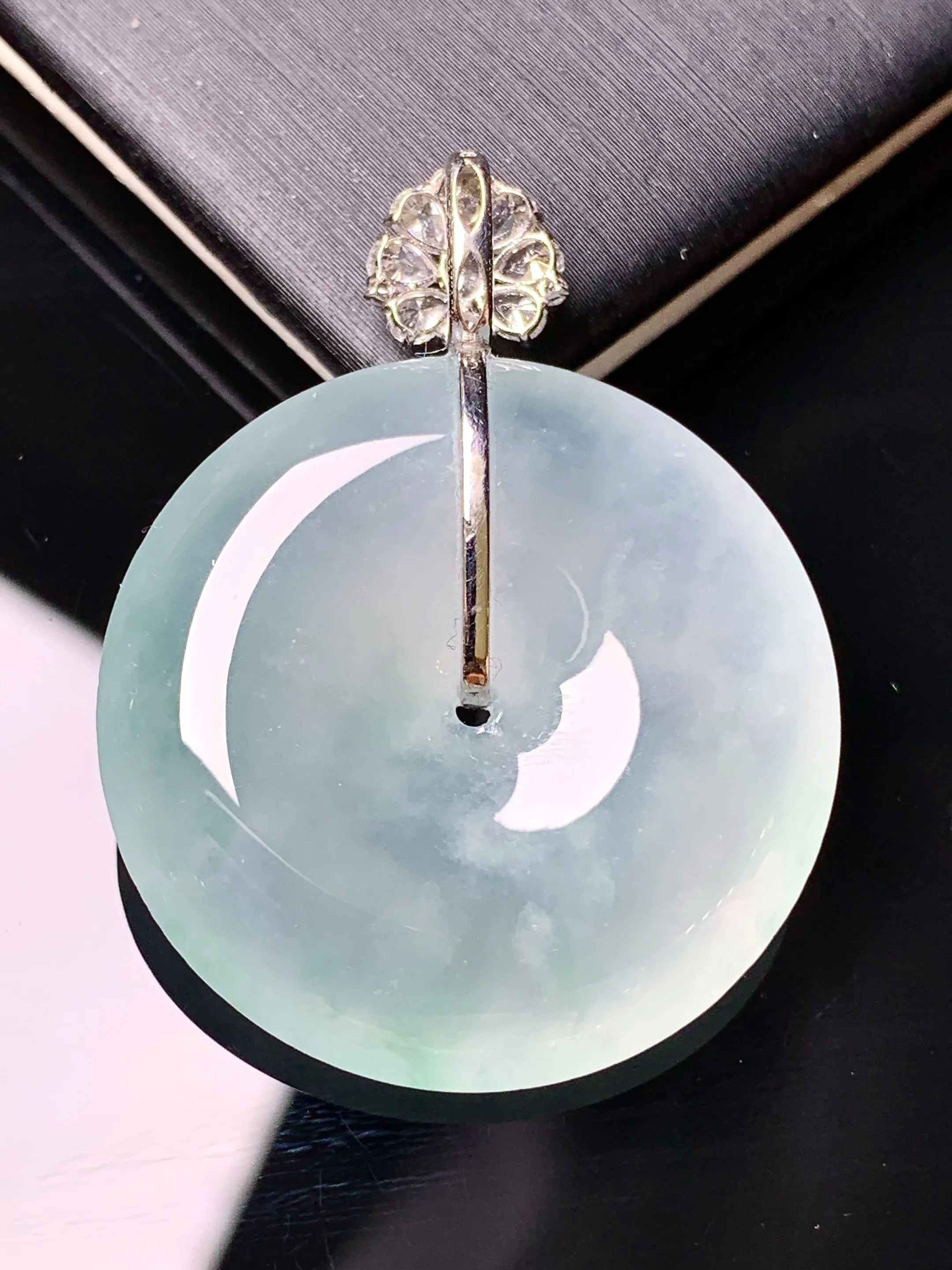 18k金钻镶嵌冰种平安扣吊坠 玉质细腻 色泽清新艳丽 整体尺寸36.5*28.2*6.2