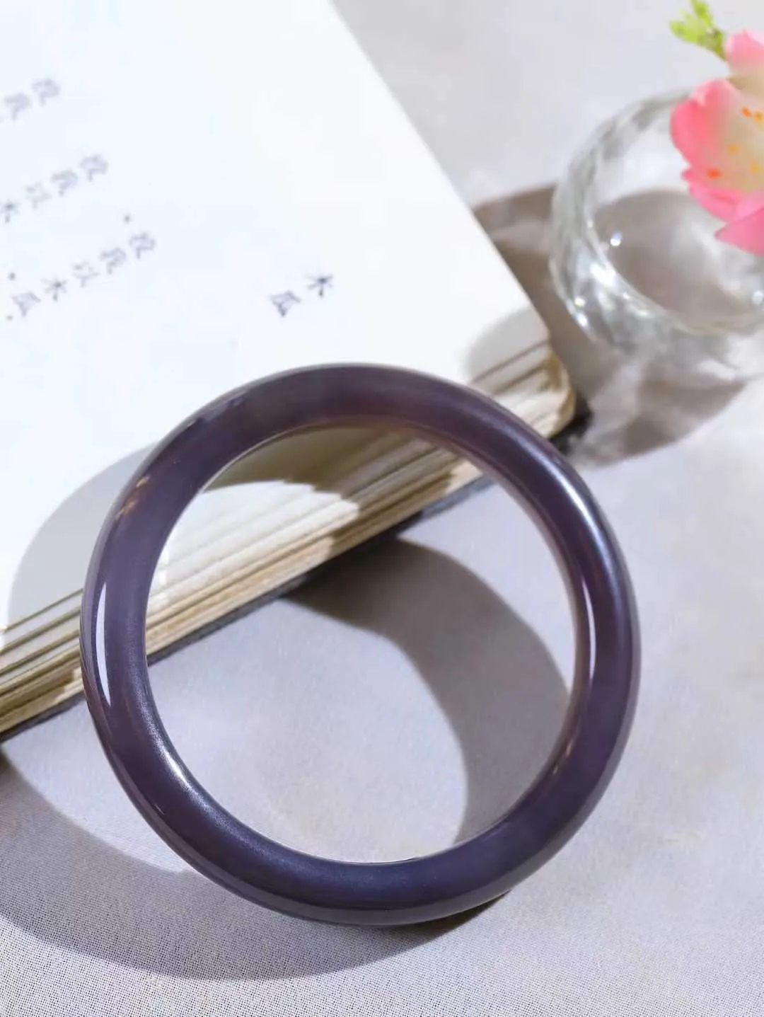 【柔情素语·手镯】

精品和田玉烟紫手镯，玉质细腻温润，手感舒适，️线条流畅，简约大气，美自天成，佩戴于腕间，婉约之美，举手投足间透出那份低调奢华，醉人心扉。重37克 内径圈口53.5mm  尺寸10-7.8mm   FDA-55101200