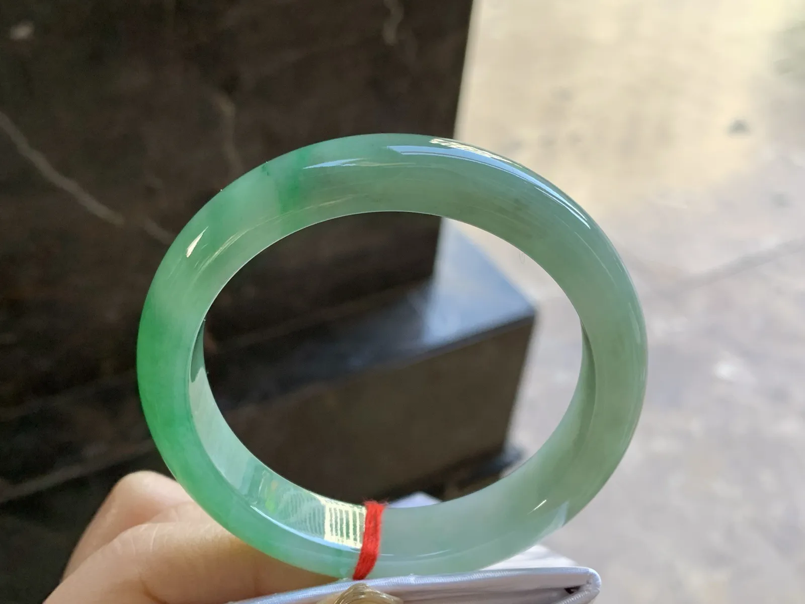 带色手镯
尺寸：57-12.6-8.5mm
肉质细腻 一段绿色浓郁