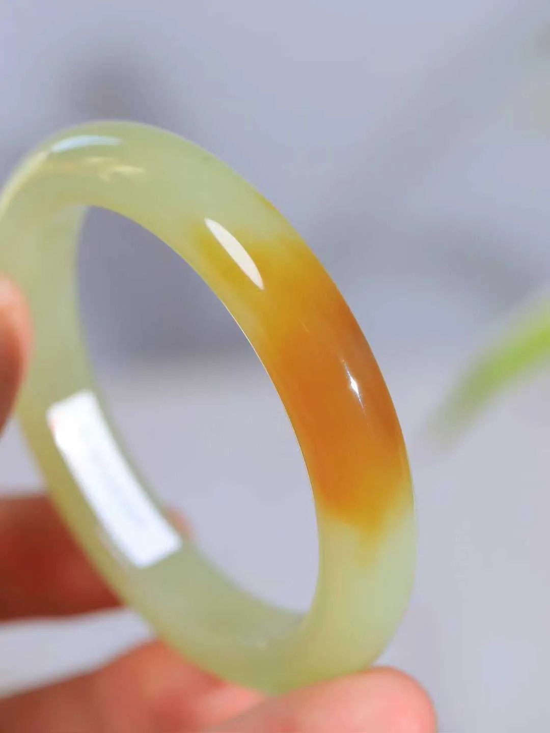 【暖玉生香·手镯】

精品和田玉糖青白玉手镯，质地油润细腻，色泽高贵典雅，镯型古朴典雅。在诗情画意的雨巷相遇，你是我腕间的一抹风情，有你眸有深情，清风荡漾湖间静水，我愿俯身低眉，在烟波涟漪处，寻你深情倩影。内径54mm尺寸11-8.5mm重44.5克  69151258A