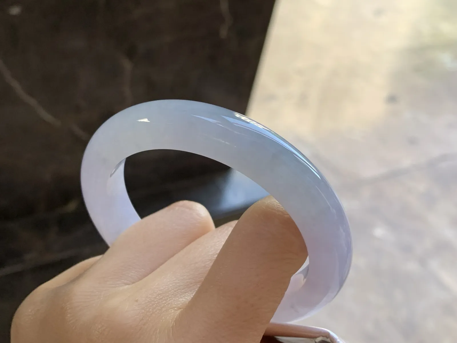 淡春手镯
尺寸：56-11.4-9.2mm
种水好 小清新 上手好看