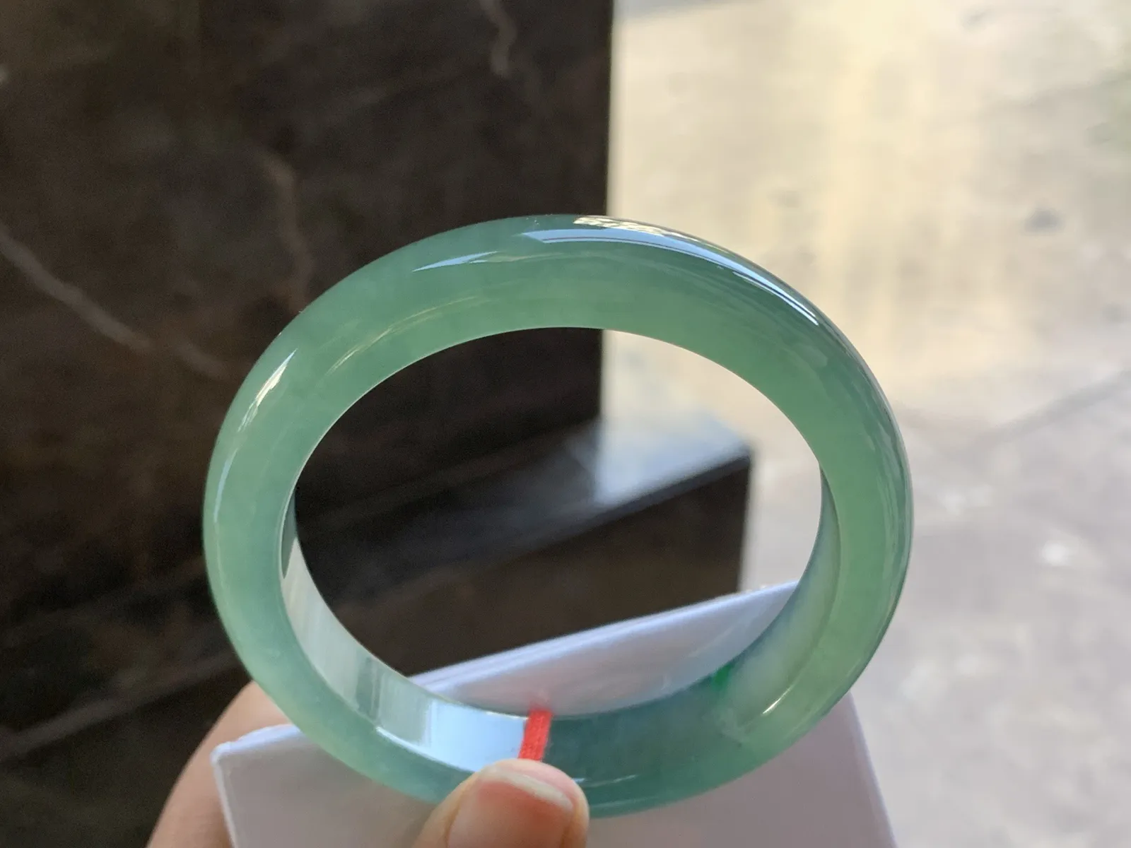 油绿手镯
尺寸：56.5-13-8.5mm
种老肉细 有种有色