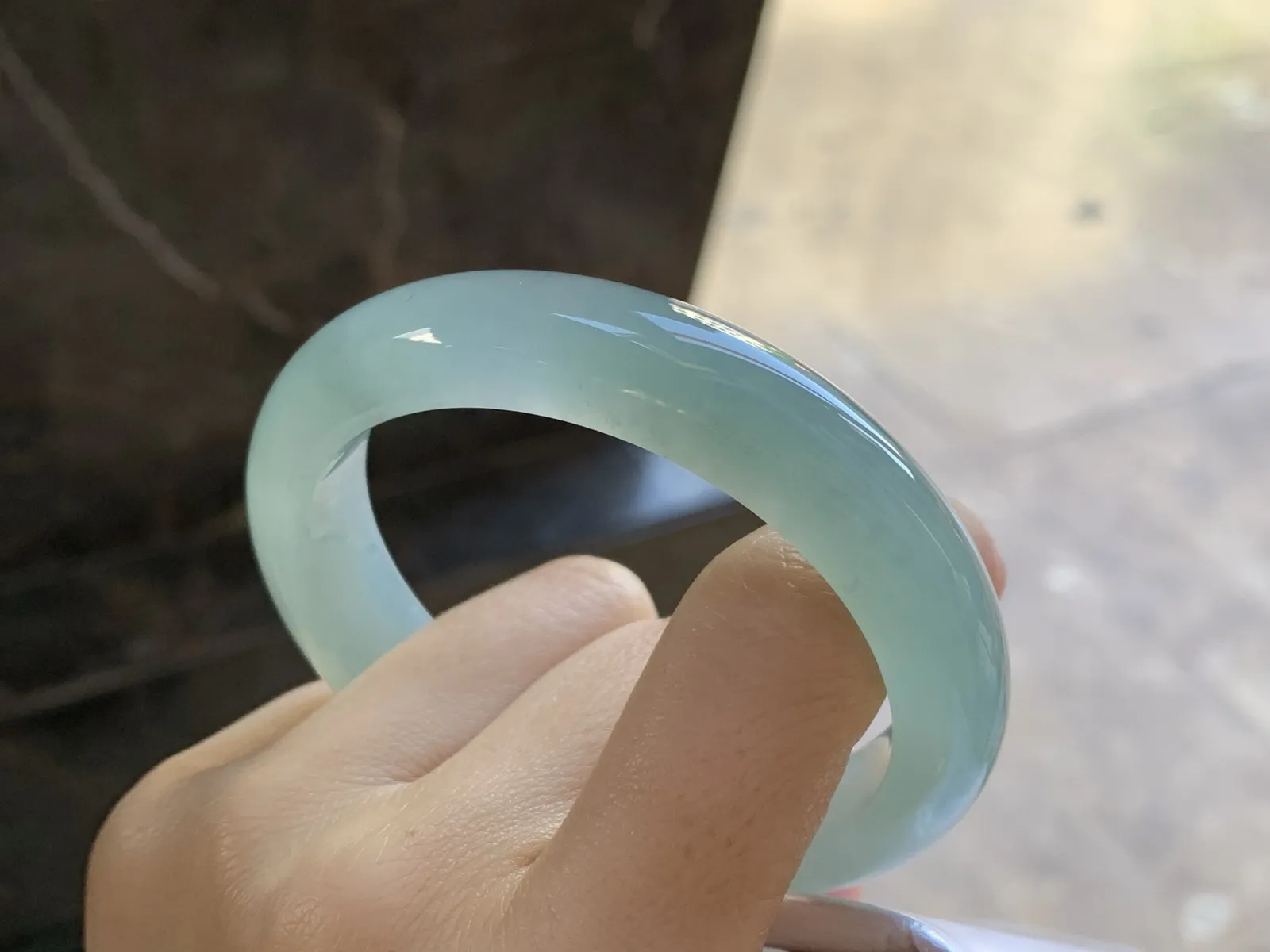 冰种晴绿手镯
尺寸：54.6-12.4-8.2mm
种老肉细 底色浓郁漂亮