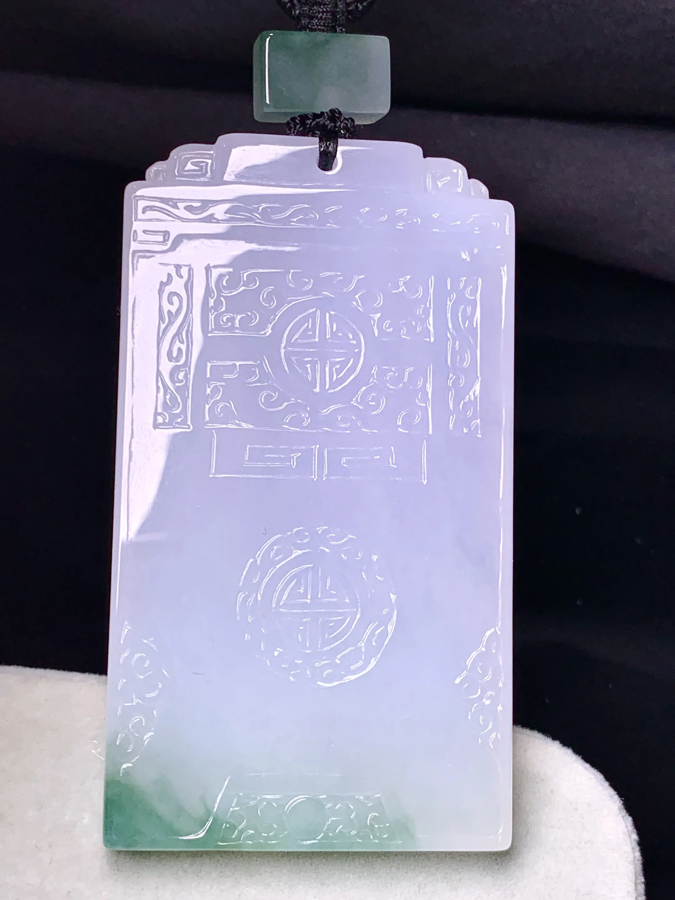 飘绿雕花无事牌吊坠 玉质细腻 色泽清新艳丽 整体尺寸61.8*34.3*5.6