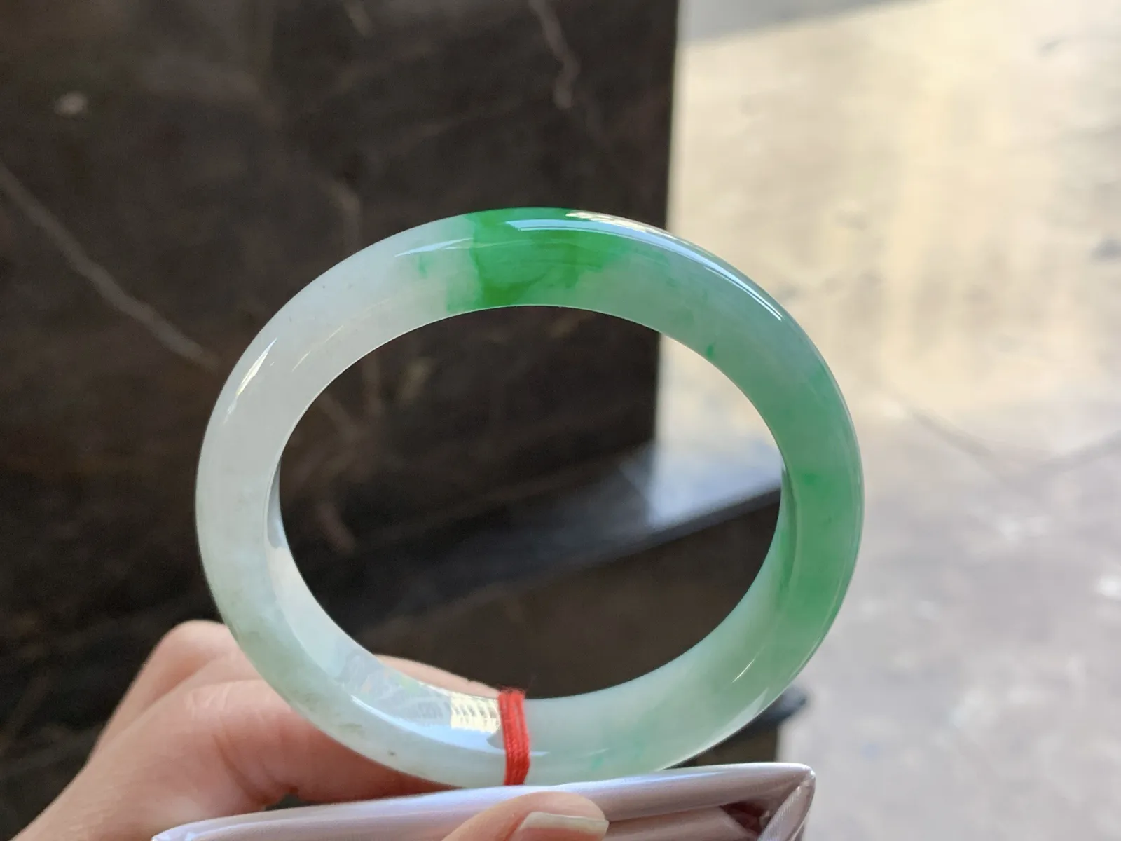 阳绿色手镯
尺寸：56-11.6-8mm
底子细腻干净 绿色浓郁