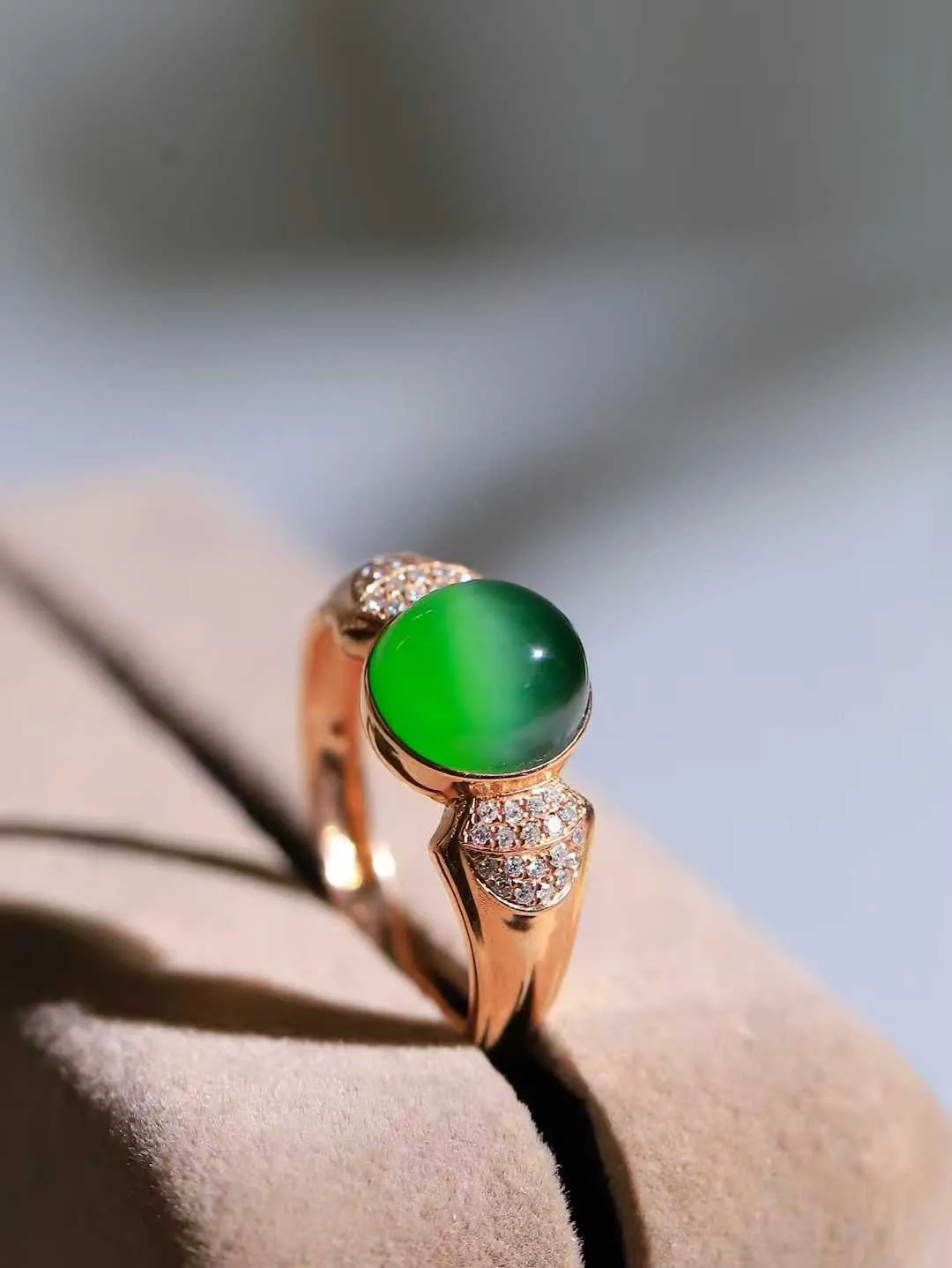 【金镶玉.戒指】

精品和田玉碧玉猫眼18k金镶嵌戒指 玉质细腻温润 油性十足 ，不论时光如何流转变化，这枚戒指始终闪耀着最初的光芒。精工镶嵌18K金 （保真金 可检测贵金属18K金） 重2.6克 尺寸17-8.5-7.8mm 78171459A