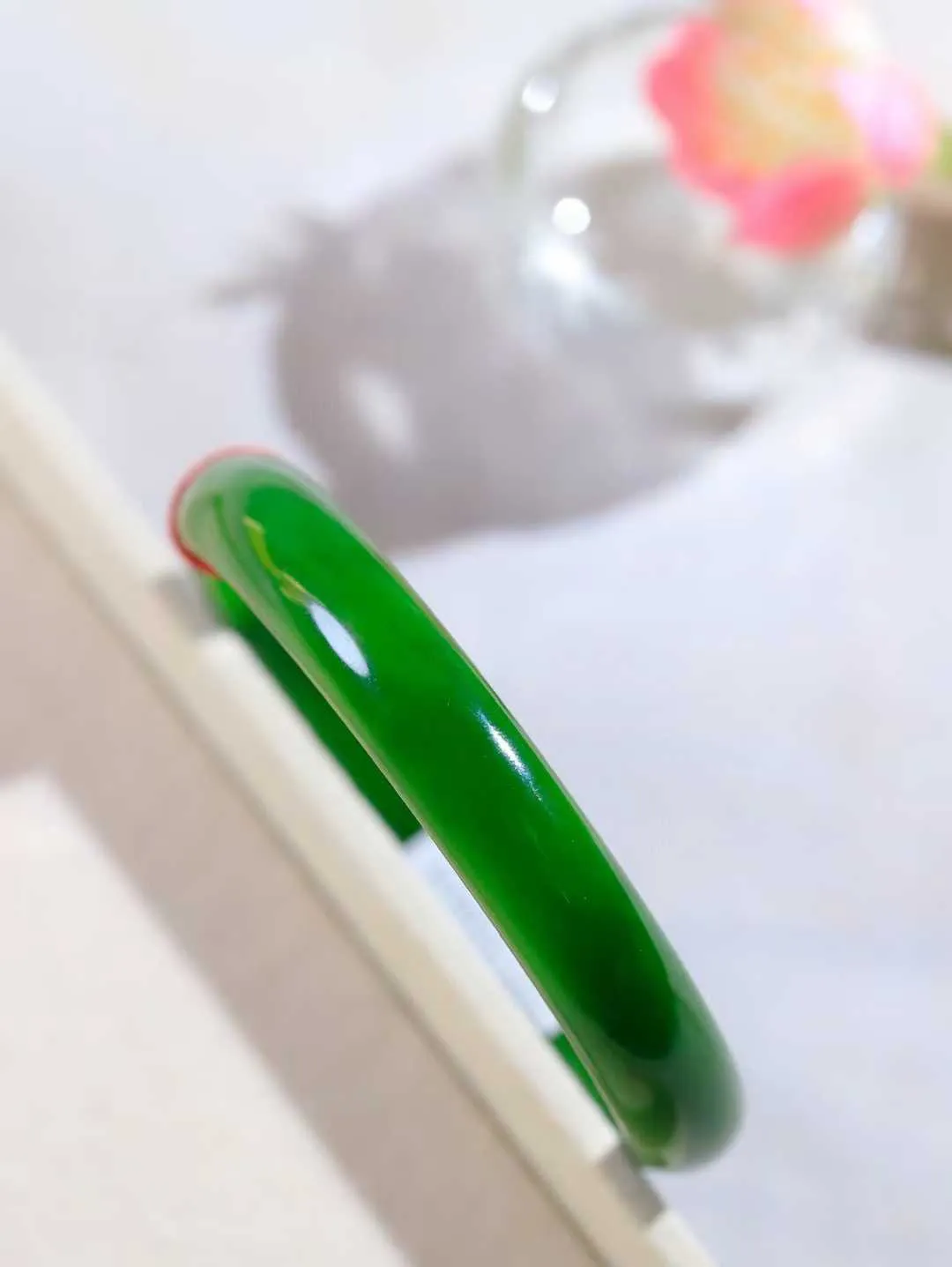 【温润如心.镯】

收藏级臻品和田玉碧玉手镯，精选上等碧玉料，色泽清透，质地细腻。佩戴它，感受千年玉文化的温润与优雅，愿它为您带来平安与幸福。重35.2克  尺寸58-10.5-6.6mm  10101211A