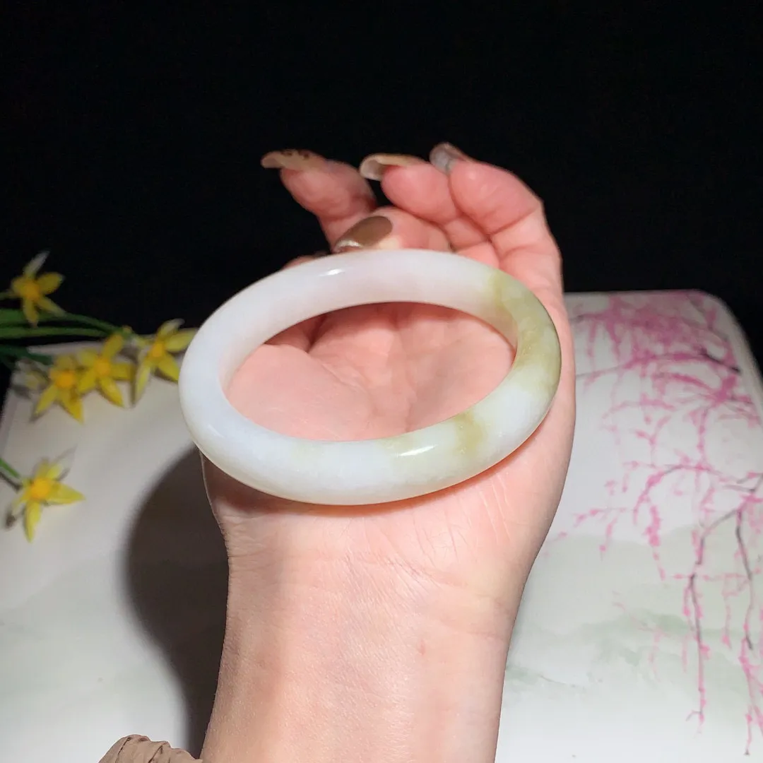 和田玉57.5圈口蜂蜜水色手镯！玉质细腻油润 底色纯净 无裂无黑 脂粉好，品质高