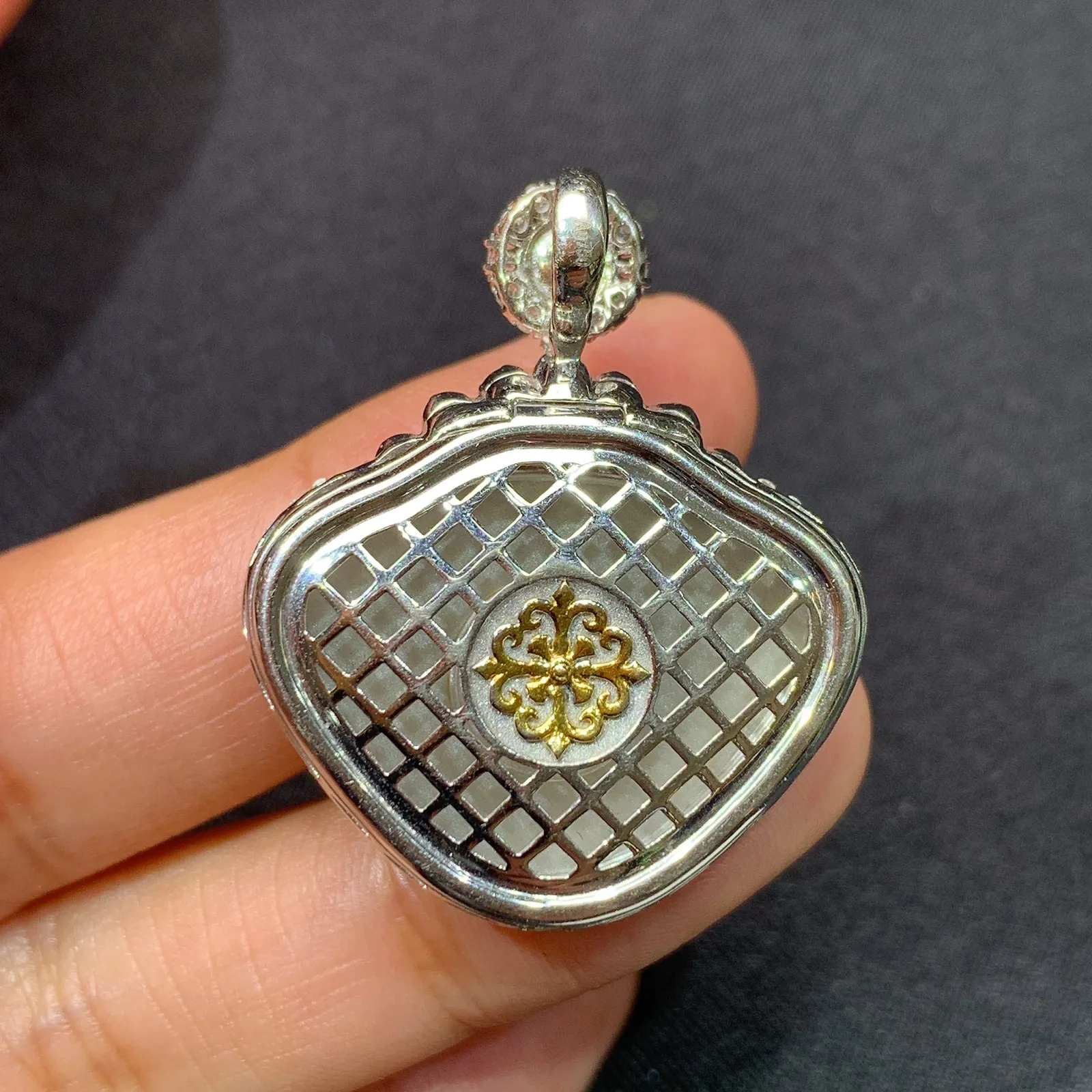 冰黄翡水滴吊坠，18k金镶嵌，色泽鲜艳，水色超佳，尺寸34.2*28*9.4