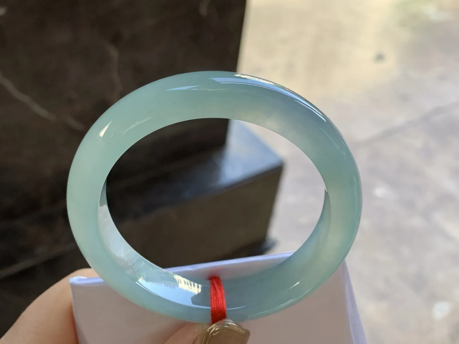 冰种晴绿手镯
尺寸：54.6-12.4-8.2mm
种老肉细 底色浓郁漂亮