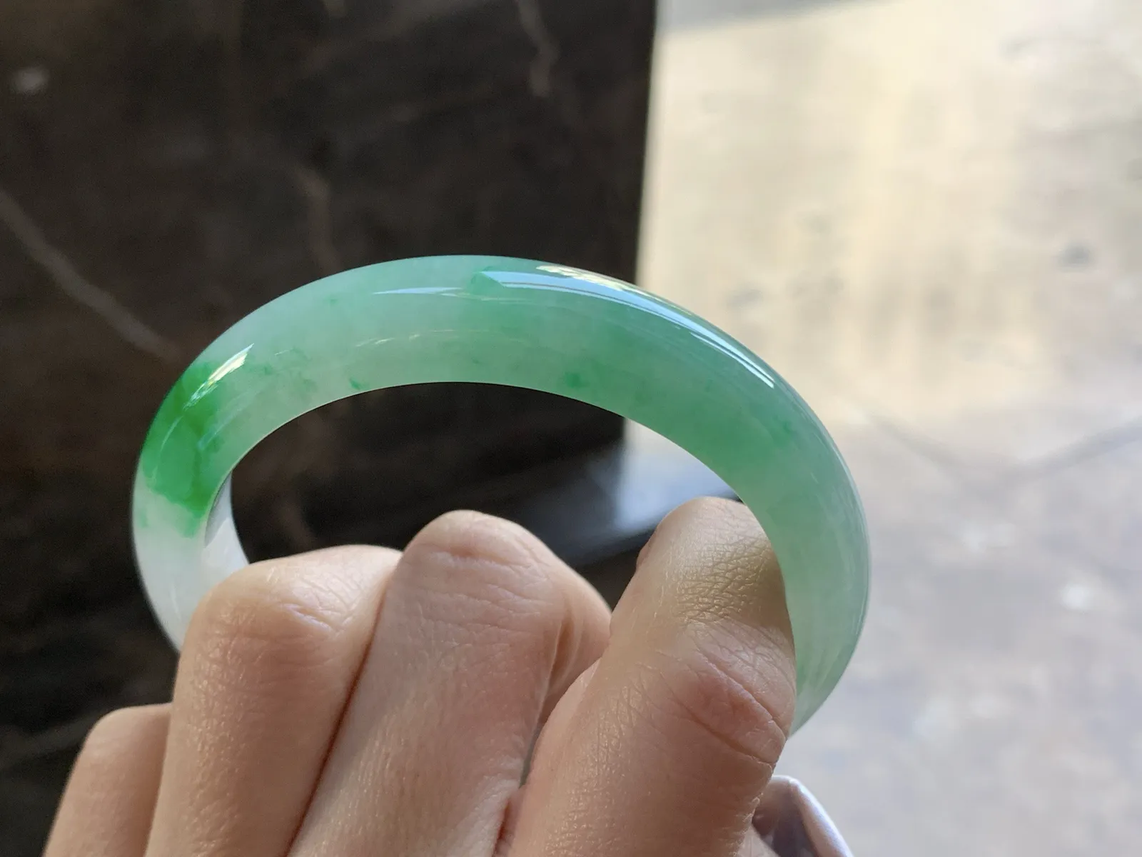 阳绿色手镯
尺寸：56-11.6-8mm
底子细腻干净 绿色浓郁