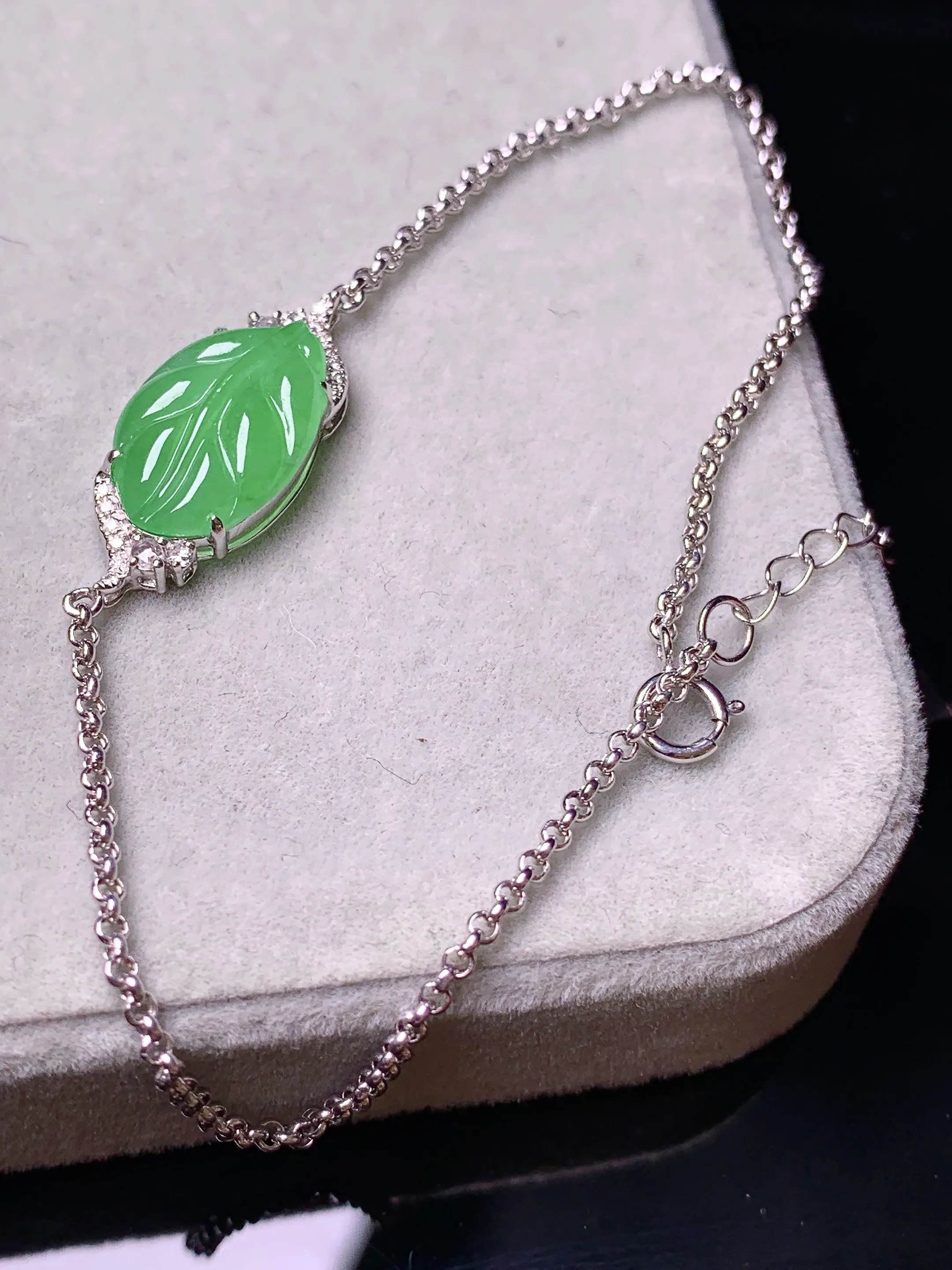 18k金钻镶嵌翠绿树叶手链 玉质细腻 色泽清新艳丽 整体尺寸23.6*9*4.8