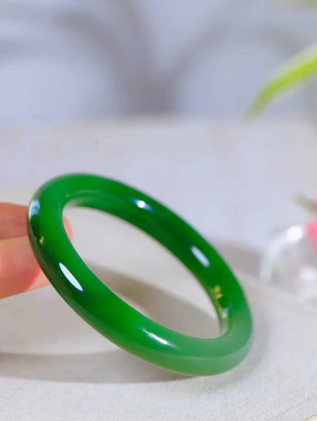 【碧波流转·手镯】

收藏级臻品和田玉碧玉手镯，玉质细腻温润，手感舒适，️线条流畅，简约大气，美自天成，佩戴于腕间，婉约之美，举手投足间透出那份低调奢华，醉人心扉。
重53克 内径圈口56.5mm尺寸10.9-9.9mm  FDA-13151208