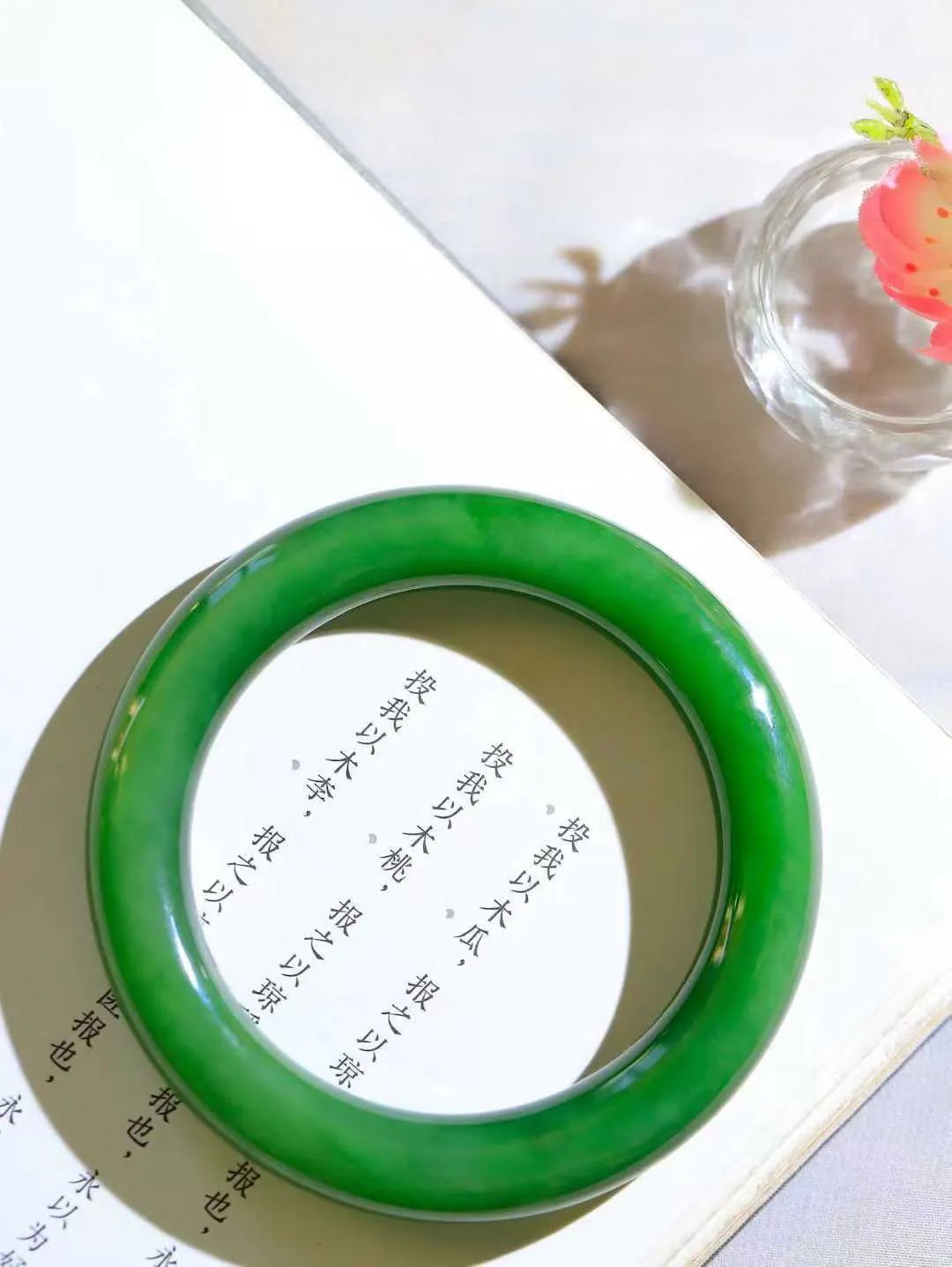 【玉佳人·手镯】

收藏级臻品️和田玉碧玉圆条手镯 ，玉质细腻油润，做工细致精美，端庄素雅，亭亭玉立，芊芊素手。芊芊素手，怎能忘镯？秀美圆条，更显婀娜。内径59mm 尺寸11.6-11.8mm重75.7克69101280A