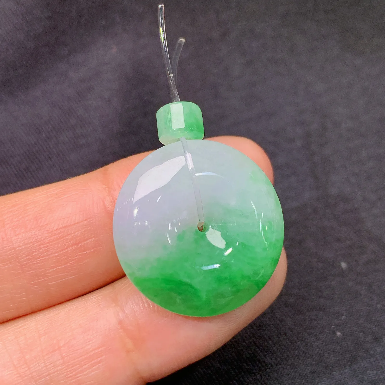 飘绿平安扣吊坠 搭配小绿路路通  色泽清新 尺寸22*22*5.9