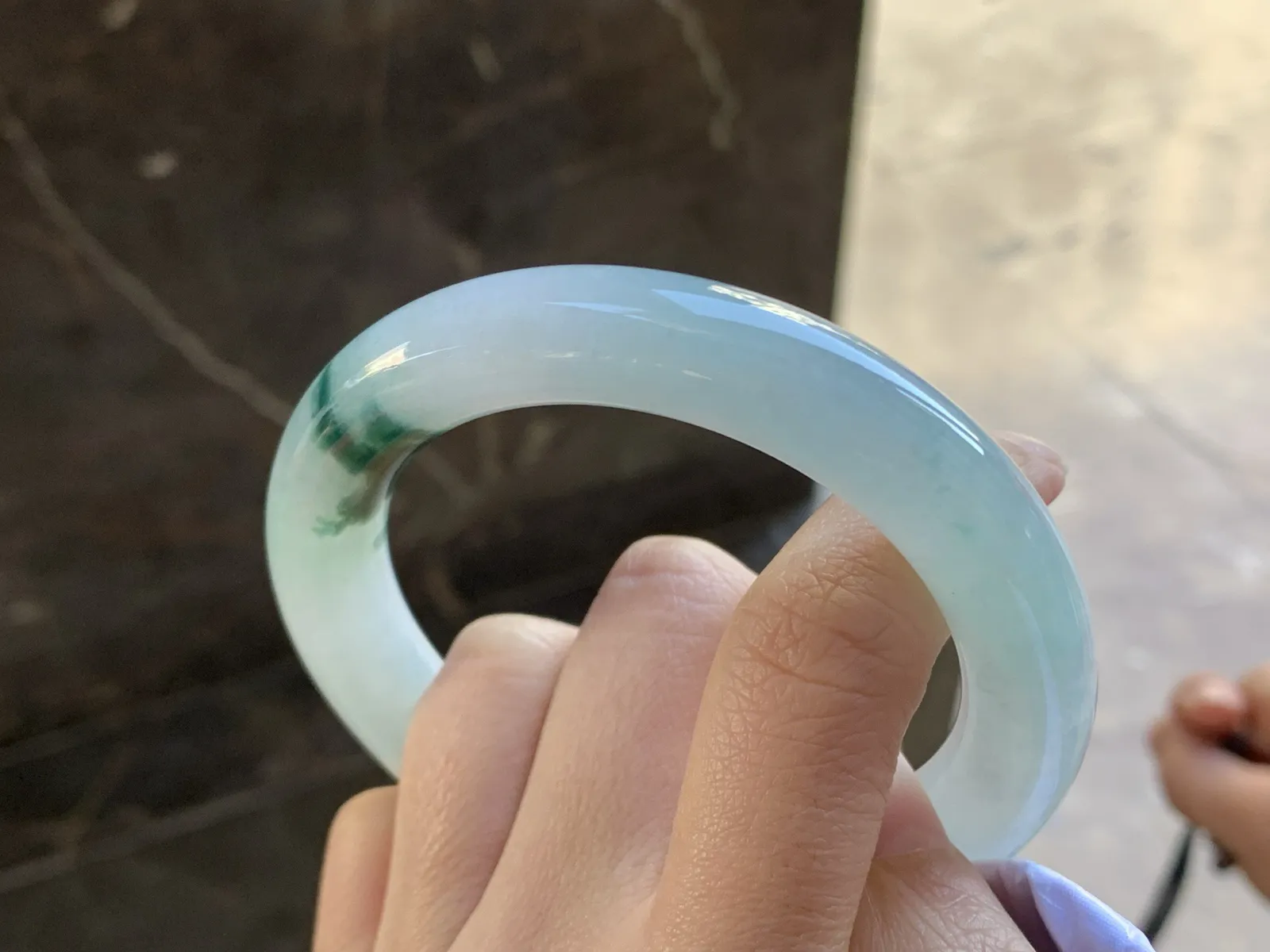 飘花圆条手镯
尺寸：57.2-11.6
水润十足～