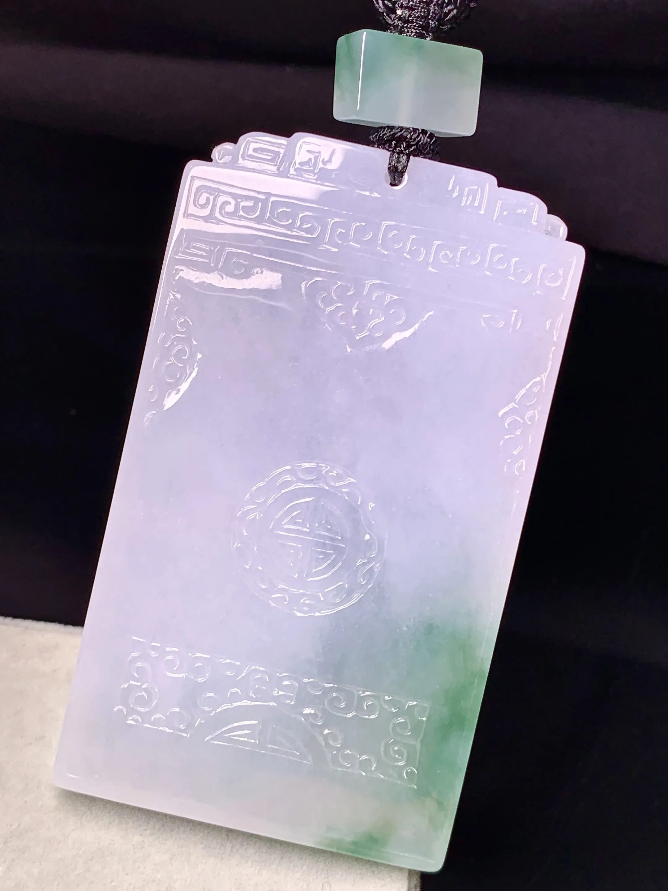 飘绿雕花无事牌吊坠 玉质细腻 色泽清新艳丽 整体尺寸61.6*35.7*5.6