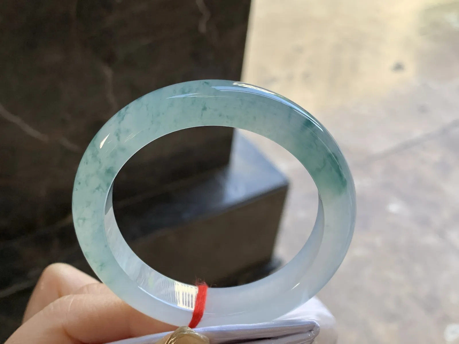 冰种飘花手镯
尺寸：54.3-12.3-9mm
冰味十足 飘花点缀