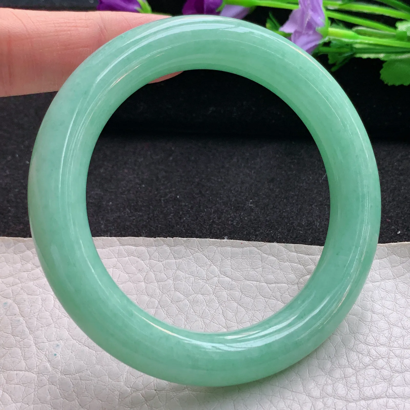 yh实拍57*11.2美人镯 天然缅甸翡翠满绿大气圆条玉手镯 玉手环