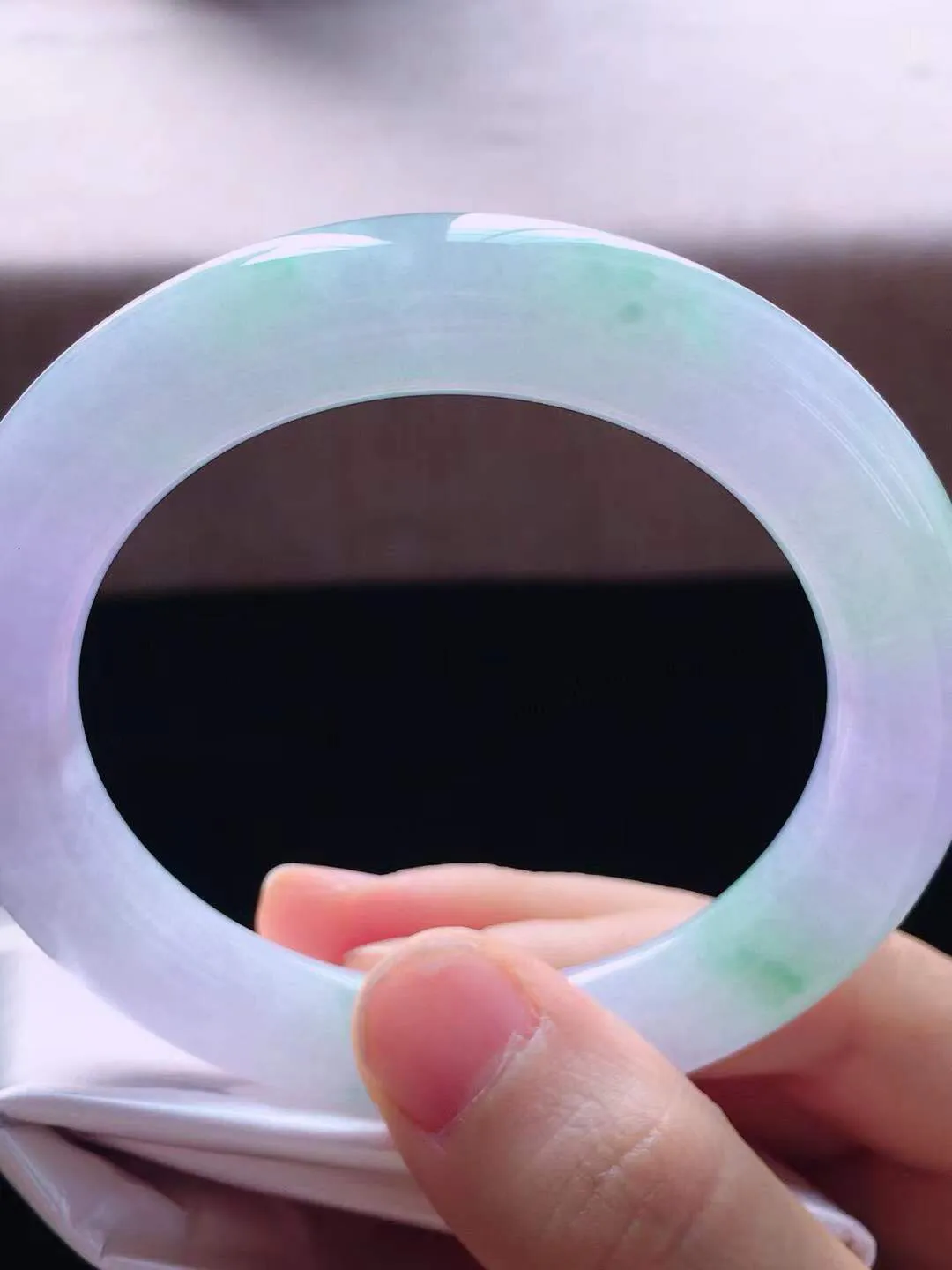 【翡翠名称】老种冰春彩54.5圈口圆条手镯
【翡翠尺寸】54.5*10.3*10.5mm适合54.5