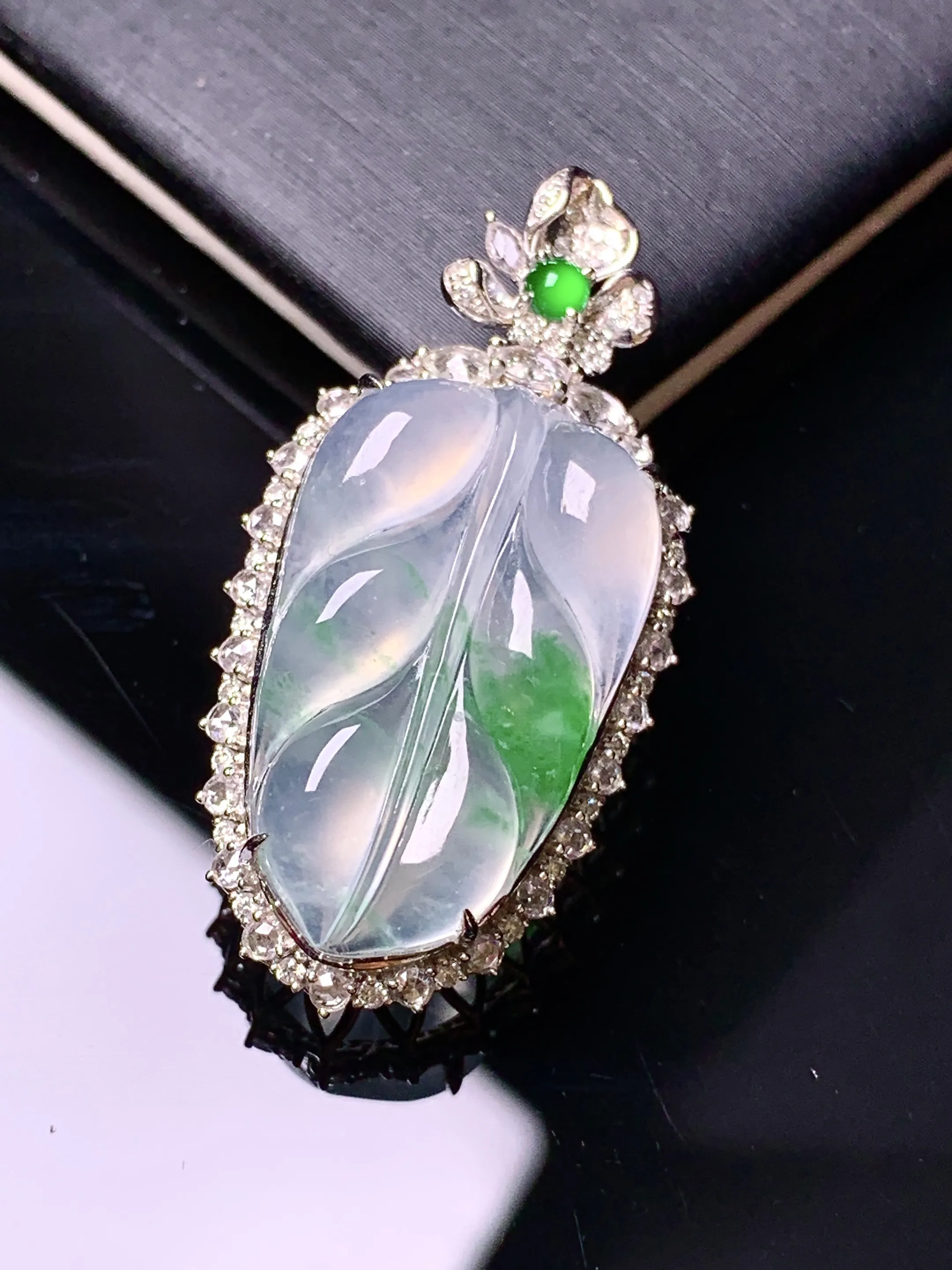 18k金钻镶嵌冰种飘绿树叶吊坠 玉质细腻 色泽清新艳丽 整体尺寸35.6*18*9.6