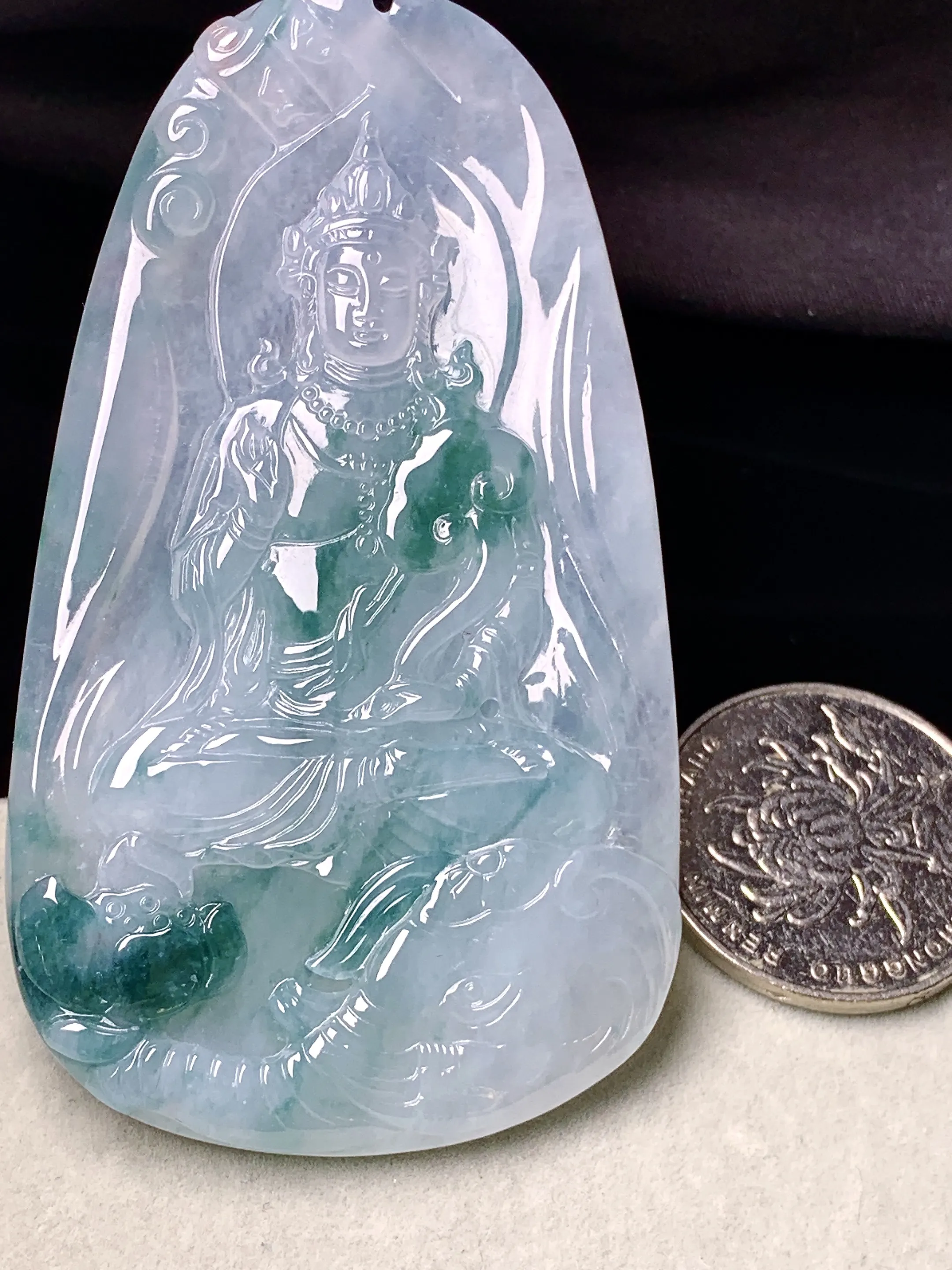 飘绿观音菩萨吊坠 玉质细腻 色泽清新艳丽 整体尺寸74.5*42.6*6.2