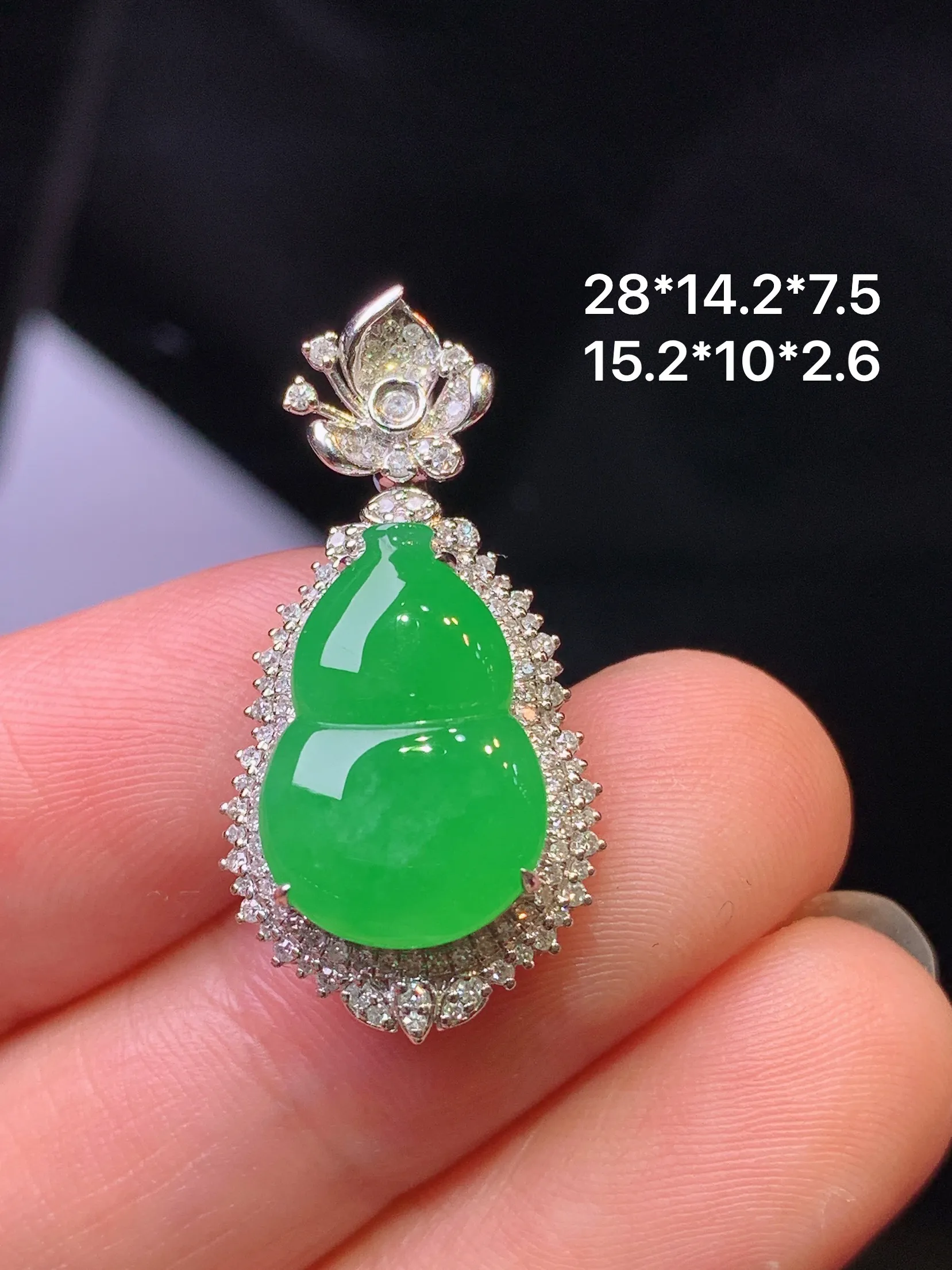 18k金钻镶嵌满绿葫芦吊坠 玉质细腻 色泽清新艳丽 整体尺寸28*14.2*7.5