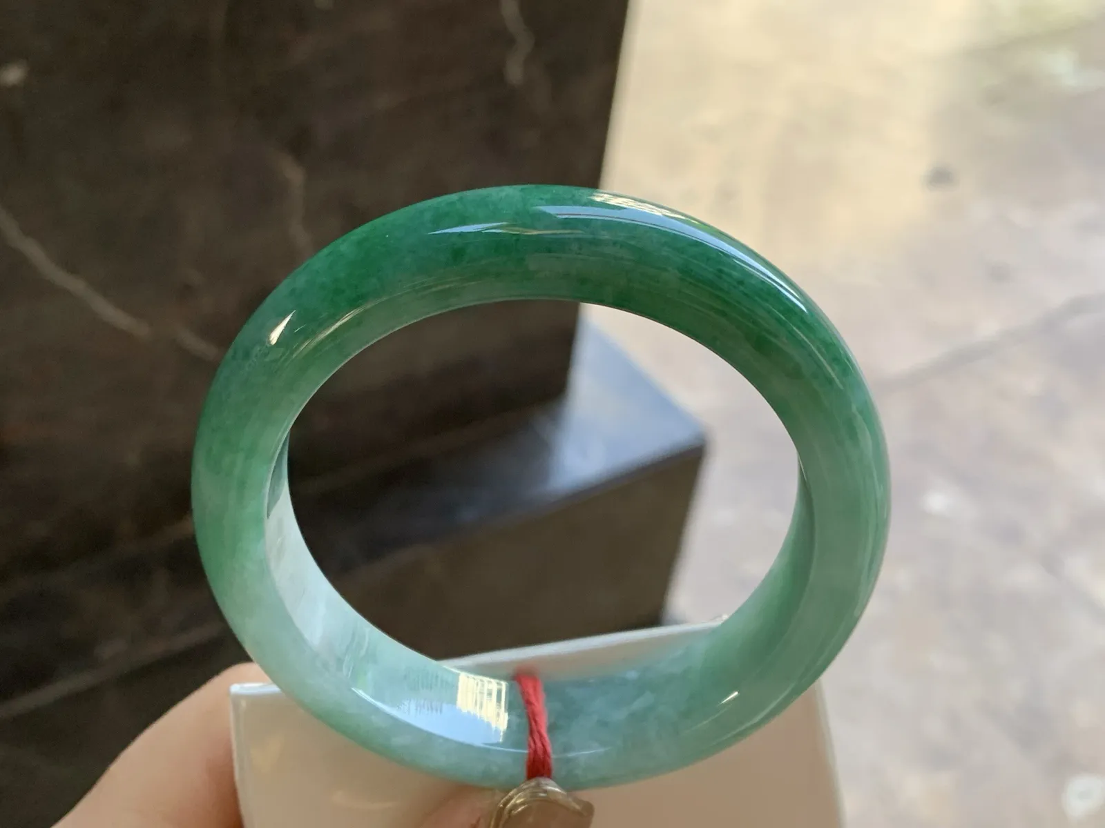 辣绿色手镯
尺寸：59.1-14.6-9mm
底子细腻 绿色浓郁耐看